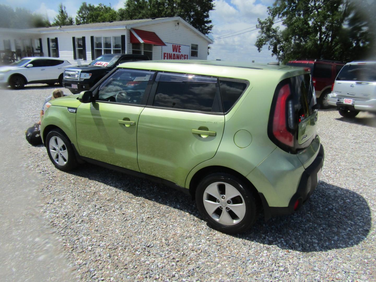 2015 Green /Tan Kia Soul Base (KNDJN2A21F7) with an 1.6L L4 DOHC 16V engine, Automatic transmission, located at 15016 S Hwy 231, Midland City, AL, 36350, (334) 983-3001, 31.306210, -85.495277 - Photo#5