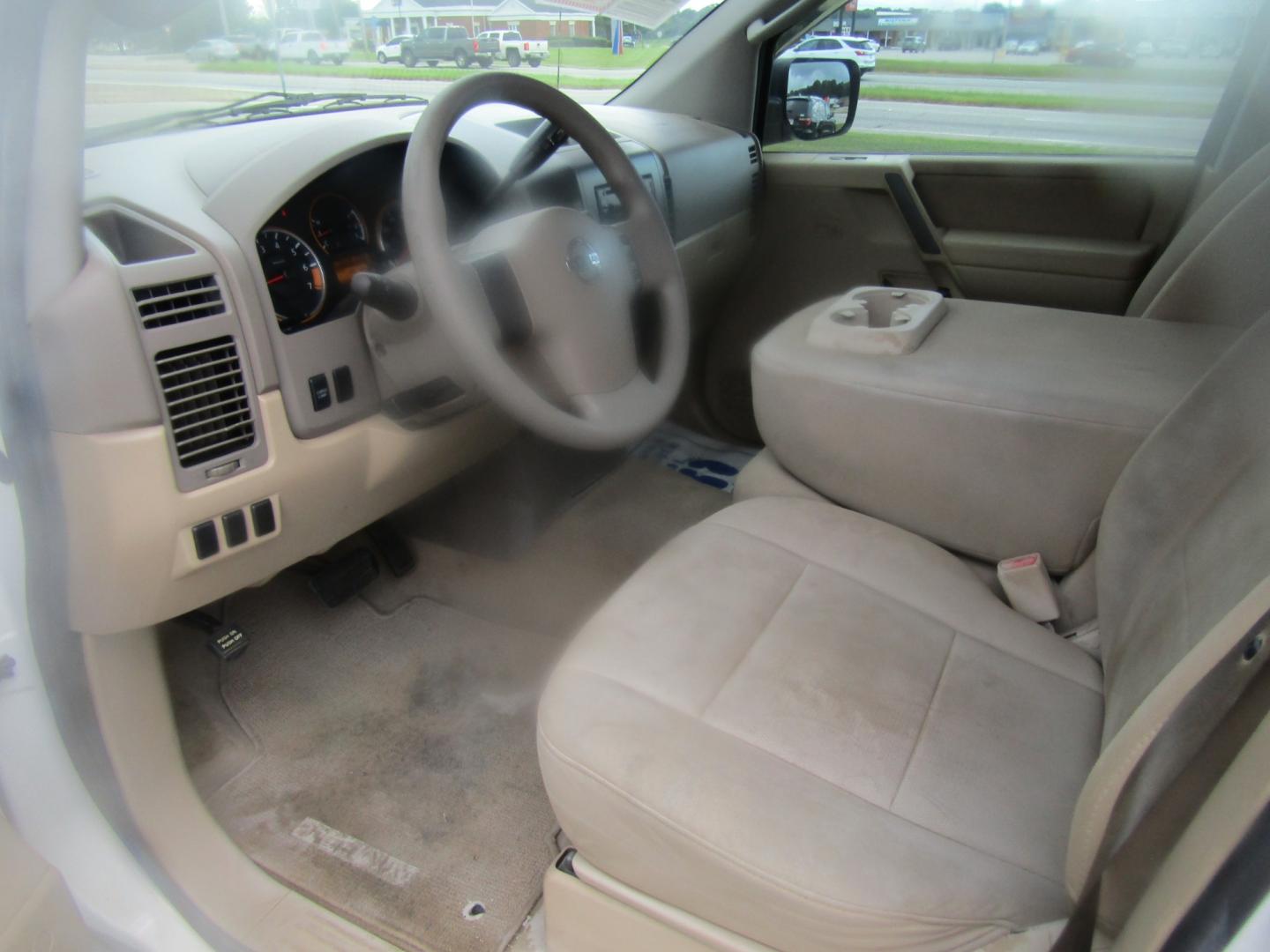 2011 White Nissan Titan SV Crew Cab 4WD (1N6BA0EK8BN) with an 5.6L V8 DOHC 32V FFV engine, Automatic transmission, located at 15016 S Hwy 231, Midland City, AL, 36350, (334) 983-3001, 31.306210, -85.495277 - Photo#3