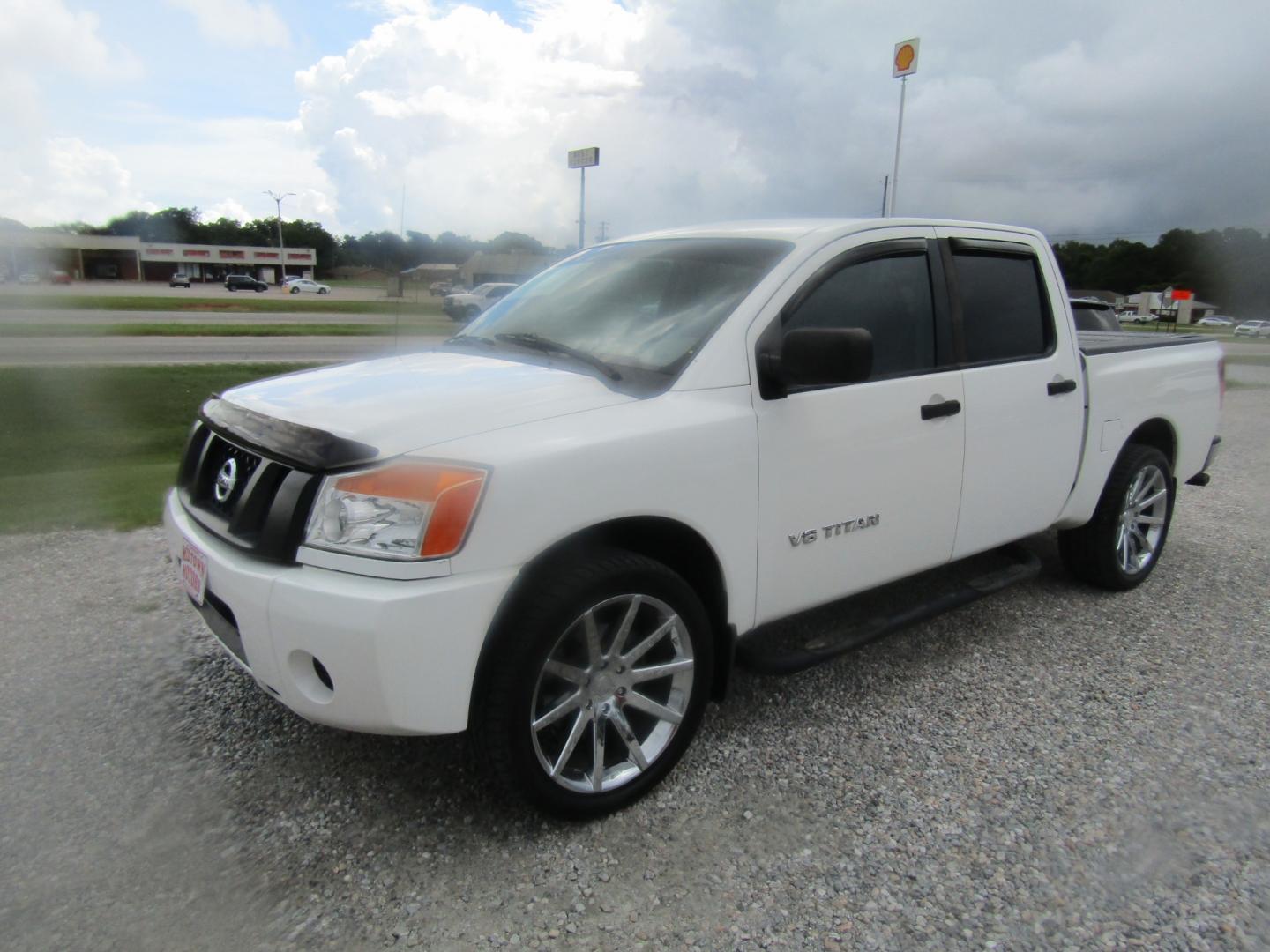 2011 White Nissan Titan SV Crew Cab 4WD (1N6BA0EK8BN) with an 5.6L V8 DOHC 32V FFV engine, Automatic transmission, located at 15016 S Hwy 231, Midland City, AL, 36350, (334) 983-3001, 31.306210, -85.495277 - Photo#2