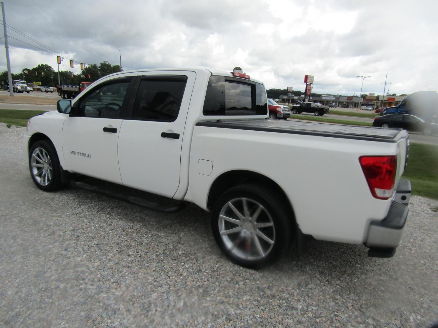 2011 White Nissan Titan SV Crew Cab 4WD (1N6BA0EK8BN) with an 5.6L V8 DOHC 32V FFV engine, Automatic transmission, located at 15016 S Hwy 231, Midland City, AL, 36350, (334) 983-3001, 31.306210, -85.495277 - Photo#5