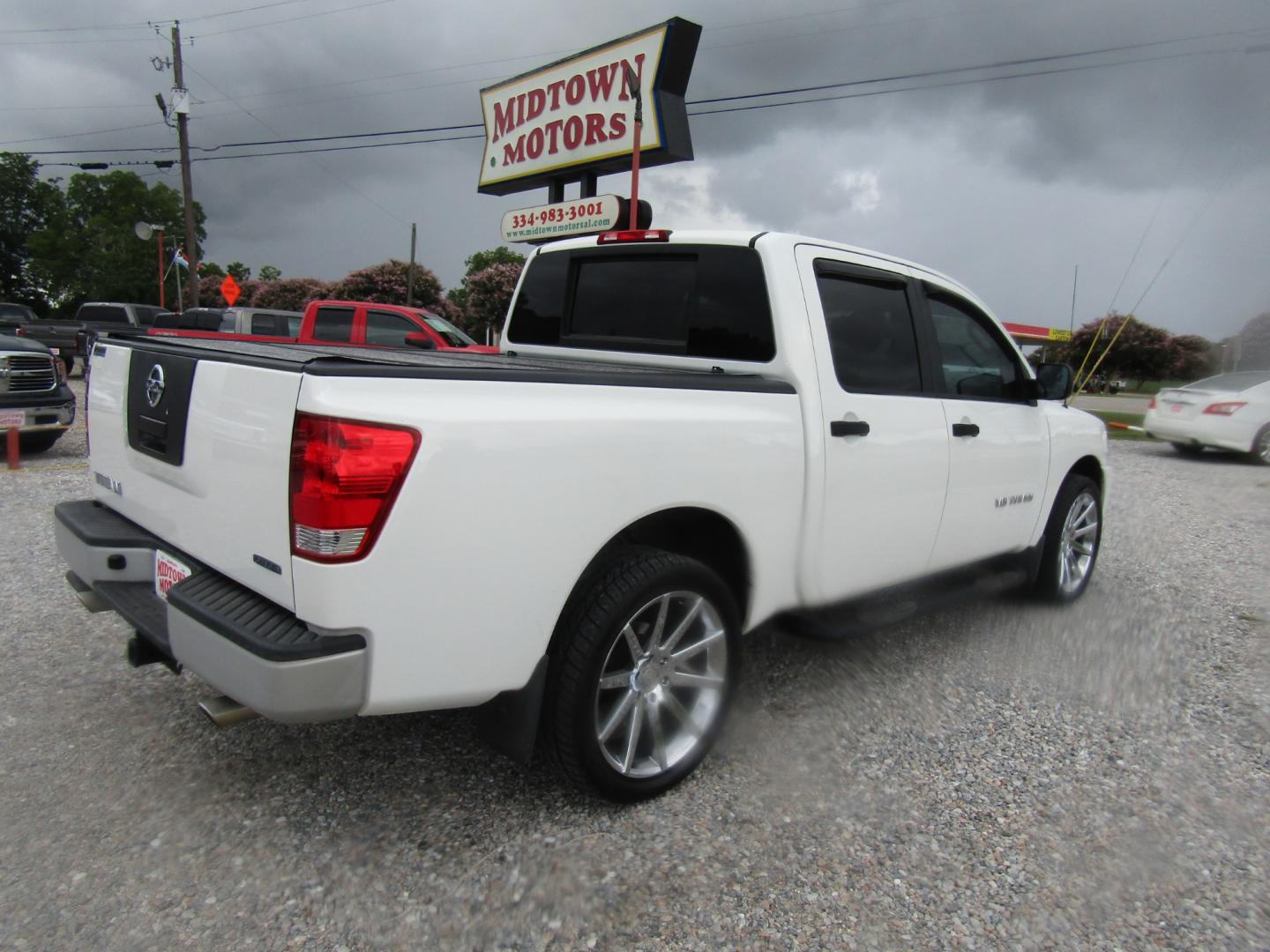 2011 White Nissan Titan SV Crew Cab 4WD (1N6BA0EK8BN) with an 5.6L V8 DOHC 32V FFV engine, Automatic transmission, located at 15016 S Hwy 231, Midland City, AL, 36350, (334) 983-3001, 31.306210, -85.495277 - Photo#7