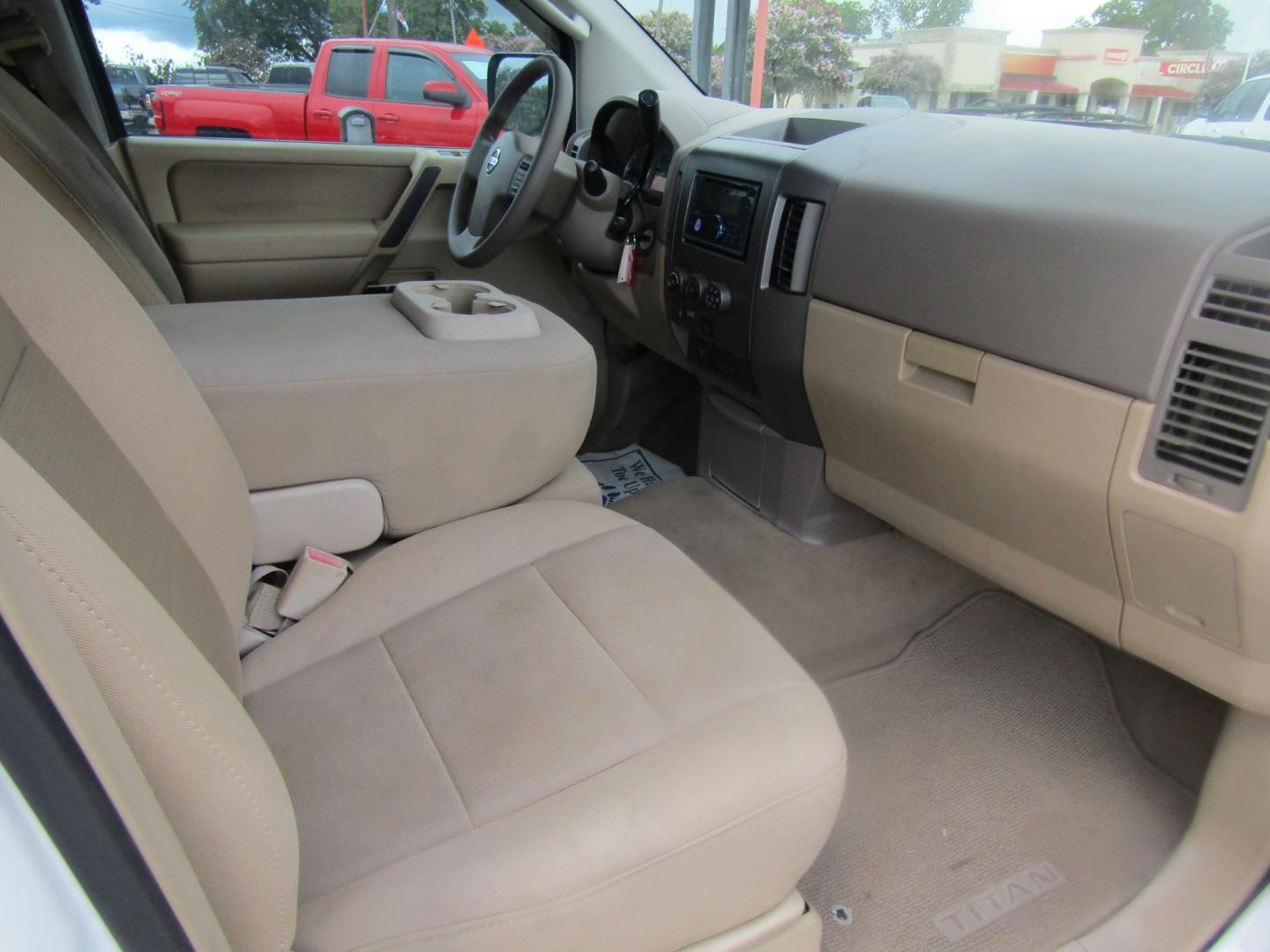 2011 White Nissan Titan SV Crew Cab 4WD (1N6BA0EK8BN) with an 5.6L V8 DOHC 32V FFV engine, Automatic transmission, located at 15016 S Hwy 231, Midland City, AL, 36350, (334) 983-3001, 31.306210, -85.495277 - Photo#9