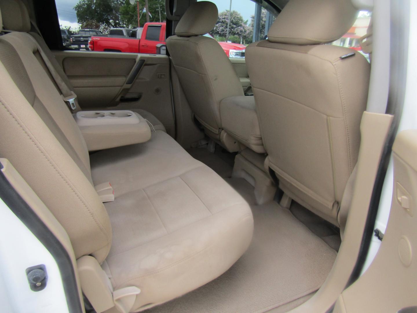 2011 White Nissan Titan SV Crew Cab 4WD (1N6BA0EK8BN) with an 5.6L V8 DOHC 32V FFV engine, Automatic transmission, located at 15016 S Hwy 231, Midland City, AL, 36350, (334) 983-3001, 31.306210, -85.495277 - Photo#8