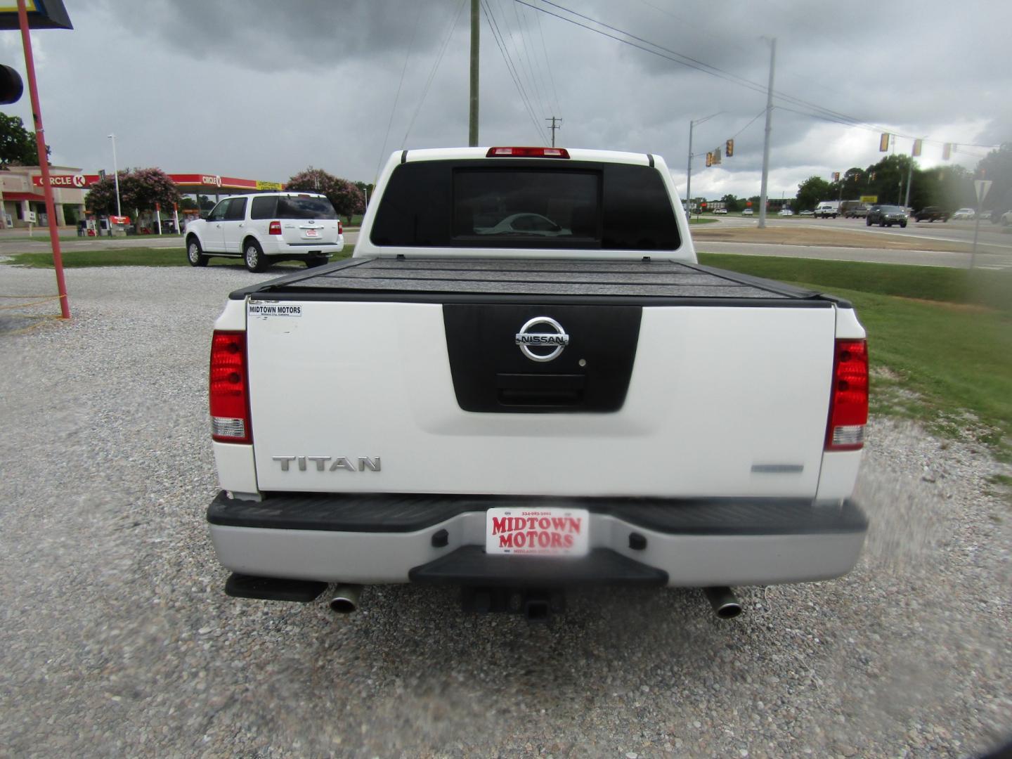 2011 White Nissan Titan SV Crew Cab 4WD (1N6BA0EK8BN) with an 5.6L V8 DOHC 32V FFV engine, Automatic transmission, located at 15016 S Hwy 231, Midland City, AL, 36350, (334) 983-3001, 31.306210, -85.495277 - Photo#6