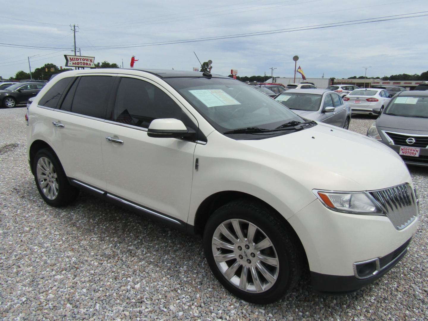 2013 CREAM /Tan Lincoln MKX FWD (2LMDJ6JK8DB) with an 3.7L V6 DOHC 24V engine, Automatic transmission, located at 15016 S Hwy 231, Midland City, AL, 36350, (334) 983-3001, 31.306210, -85.495277 - Photo#0