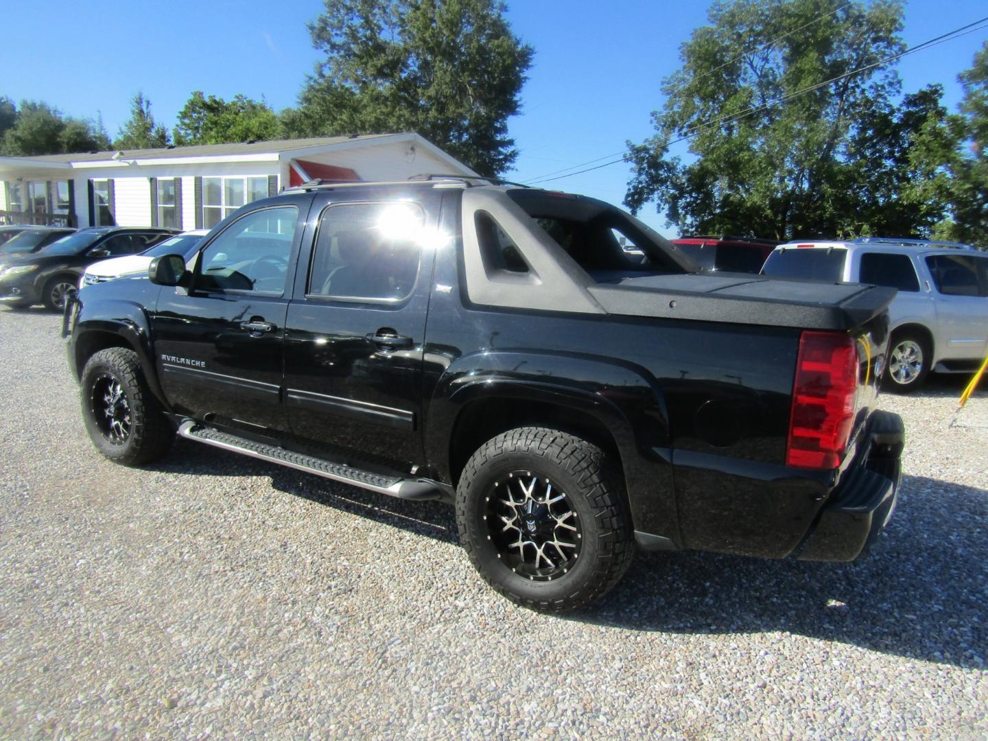 2011 Black /Tan Chevrolet Avalanche LT 4WD (3GNTKFE34BG) with an 5.3L V8 OHV 16V FFV engine, Automatic transmission, located at 15016 S Hwy 231, Midland City, AL, 36350, (334) 983-3001, 31.306210, -85.495277 - Photo#5