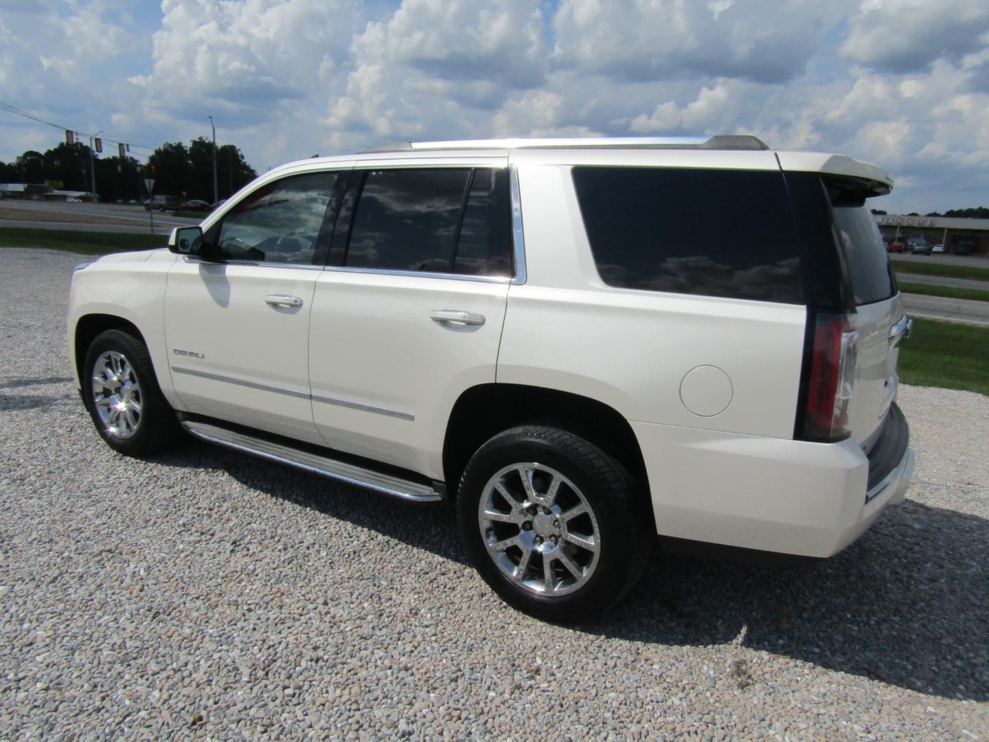 2015 White /Gray GMC Yukon Denali 2WD (1GKS1CKJ9FR) with an 6.2L V8 OHV 16V engine, Automatic transmission, located at 15016 S Hwy 231, Midland City, AL, 36350, (334) 983-3001, 31.306210, -85.495277 - Photo#5