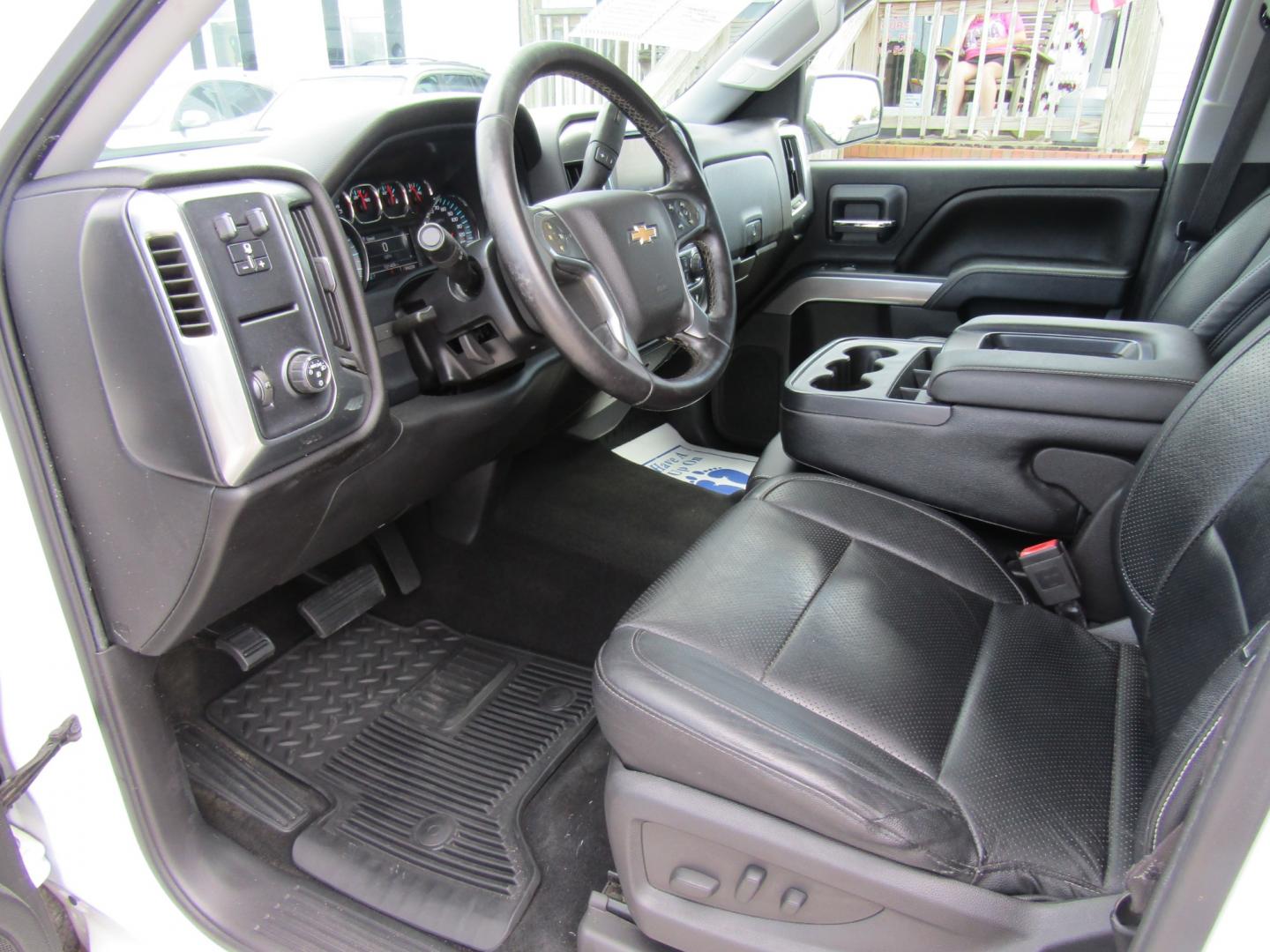 2016 White Chevrolet Silverado 1500 LT Crew Cab 2WD (3GCPCREC2GG) with an 5.3L V8 OHV 16V engine, Automatic transmission, located at 15016 S Hwy 231, Midland City, AL, 36350, (334) 983-3001, 31.306210, -85.495277 - Photo#3