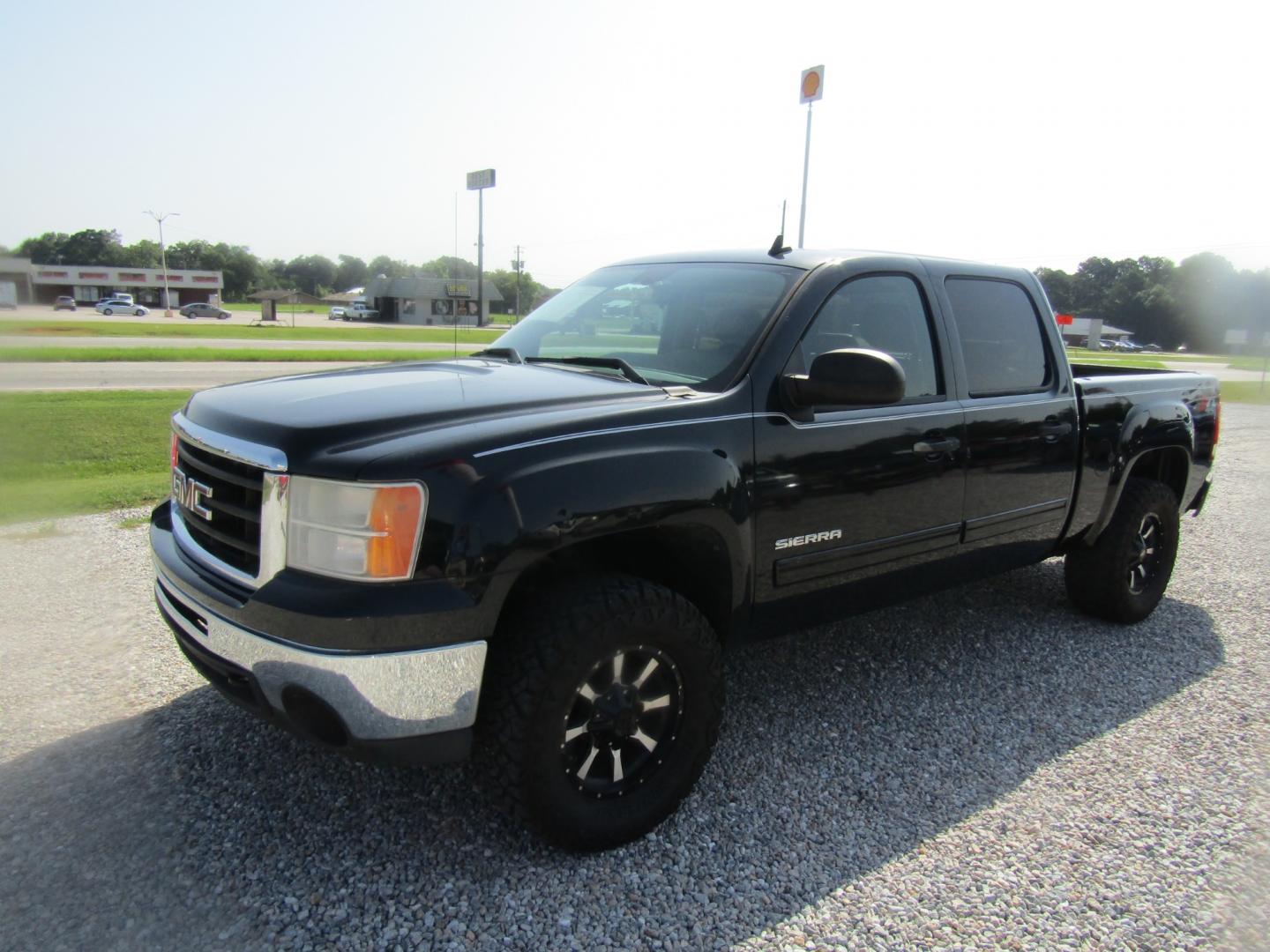 2010 Black /Gray GMC Sierra 1500 SLE Crew Cab 4WD (3GTRKVE3XAG) with an 5.3L V8 OHV 16V FFV engine, 4-Speed Automatic transmission, located at 15016 S Hwy 231, Midland City, AL, 36350, (334) 983-3001, 31.306210, -85.495277 - Photo#2