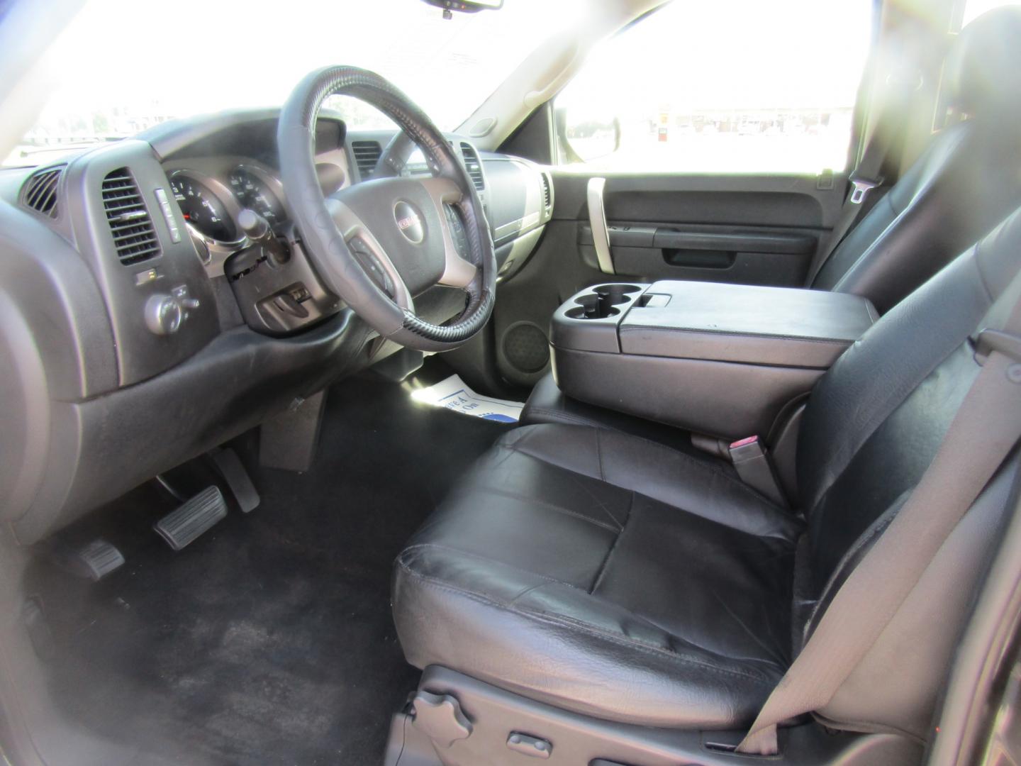 2010 Black /Gray GMC Sierra 1500 SLE Crew Cab 4WD (3GTRKVE3XAG) with an 5.3L V8 OHV 16V FFV engine, 4-Speed Automatic transmission, located at 15016 S Hwy 231, Midland City, AL, 36350, (334) 983-3001, 31.306210, -85.495277 - Photo#3