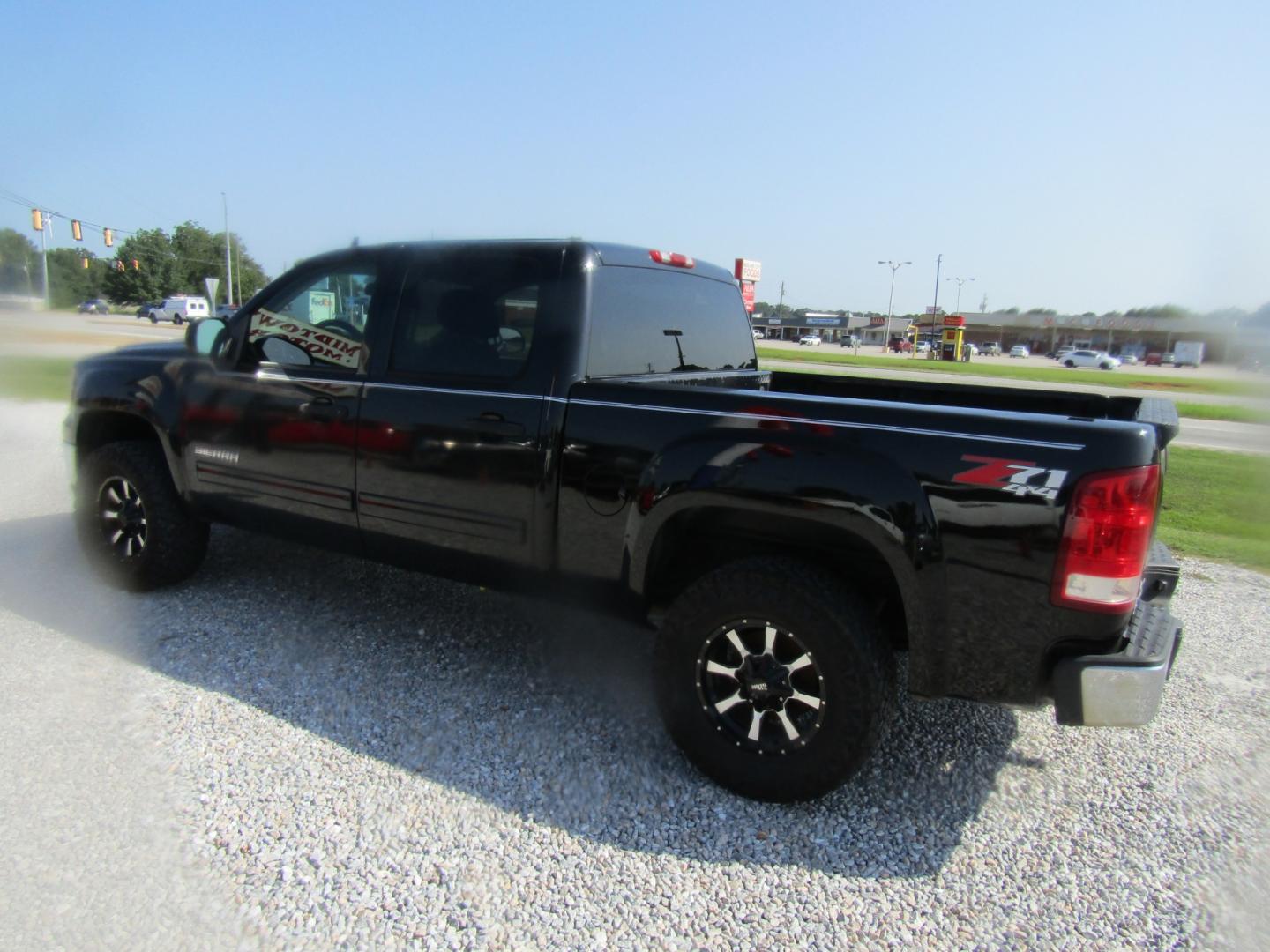 2010 Black /Gray GMC Sierra 1500 SLE Crew Cab 4WD (3GTRKVE3XAG) with an 5.3L V8 OHV 16V FFV engine, 4-Speed Automatic transmission, located at 15016 S Hwy 231, Midland City, AL, 36350, (334) 983-3001, 31.306210, -85.495277 - Photo#5