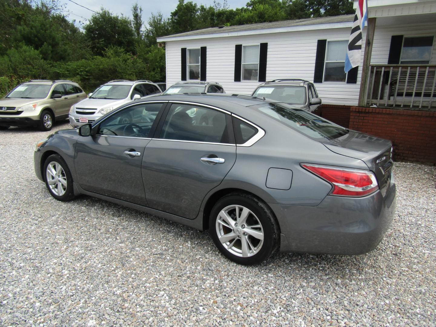 2014 Gray Nissan Altima 2.5 SL (1N4AL3AP0EN) with an 2.5L L4 DOHC 16V engine, Automatic transmission, located at 15016 S Hwy 231, Midland City, AL, 36350, (334) 983-3001, 31.306210, -85.495277 - Photo#5