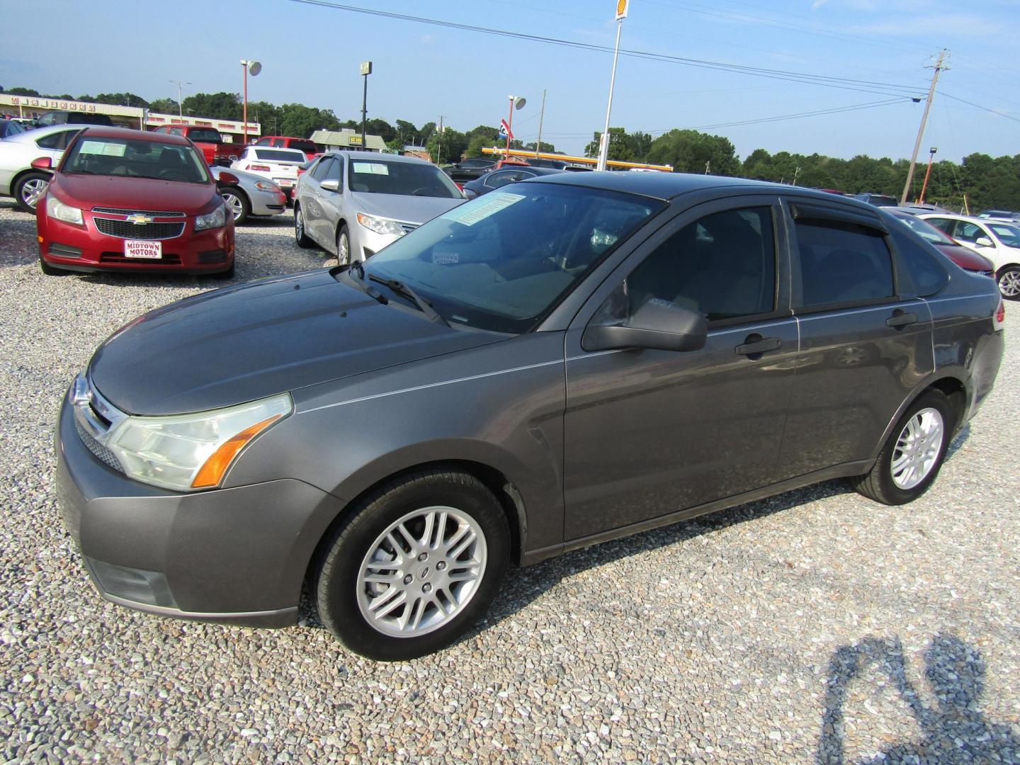 2010 Gray Ford Focus SE Sedan (1FAHP3FN6AW) with an 2.0L L4 DOHC 16V engine, Automatic transmission, located at 15016 S Hwy 231, Midland City, AL, 36350, (334) 983-3001, 31.306210, -85.495277 - Photo#2