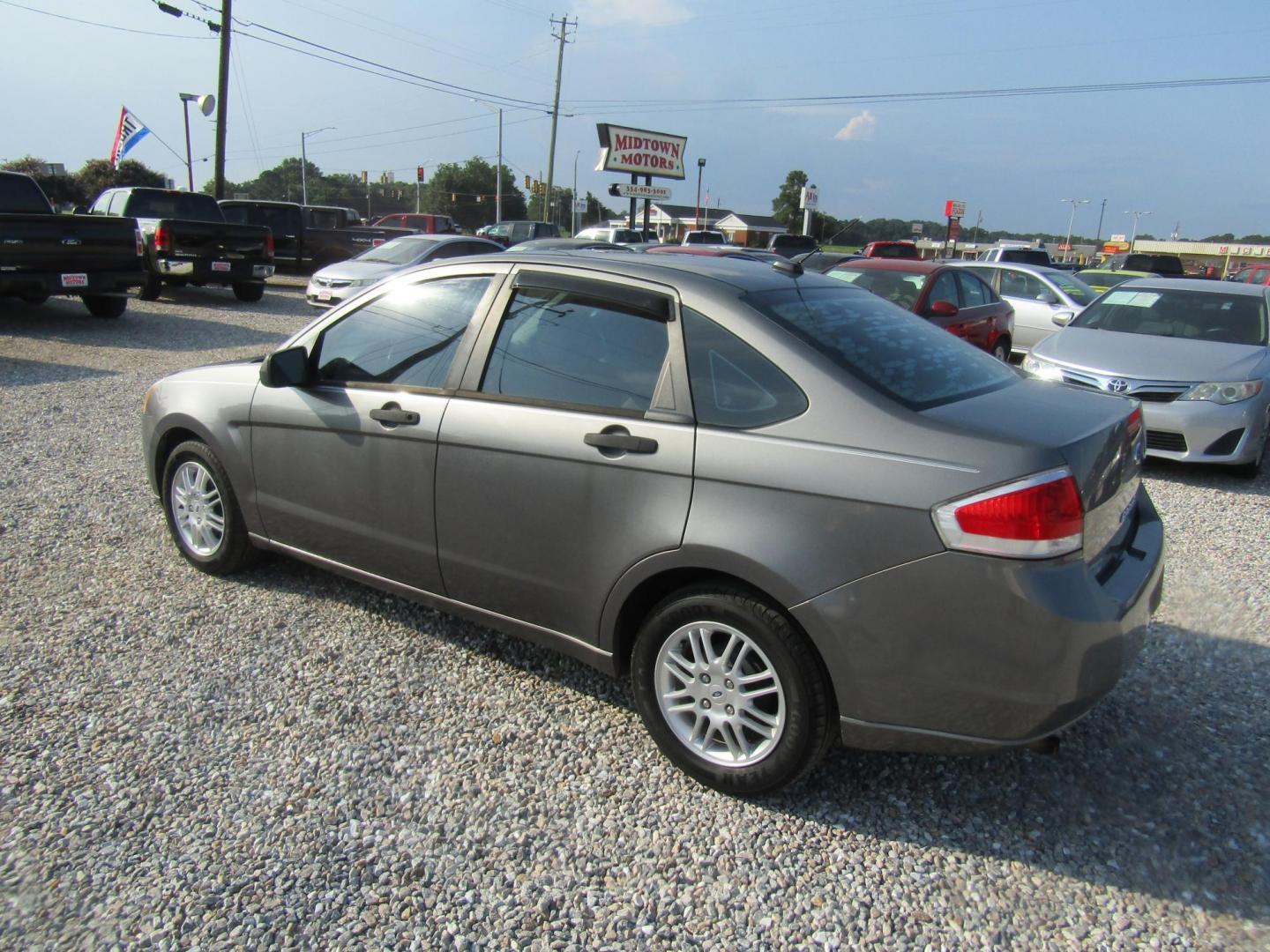 2010 Gray Ford Focus SE Sedan (1FAHP3FN6AW) with an 2.0L L4 DOHC 16V engine, Automatic transmission, located at 15016 S Hwy 231, Midland City, AL, 36350, (334) 983-3001, 31.306210, -85.495277 - Photo#5