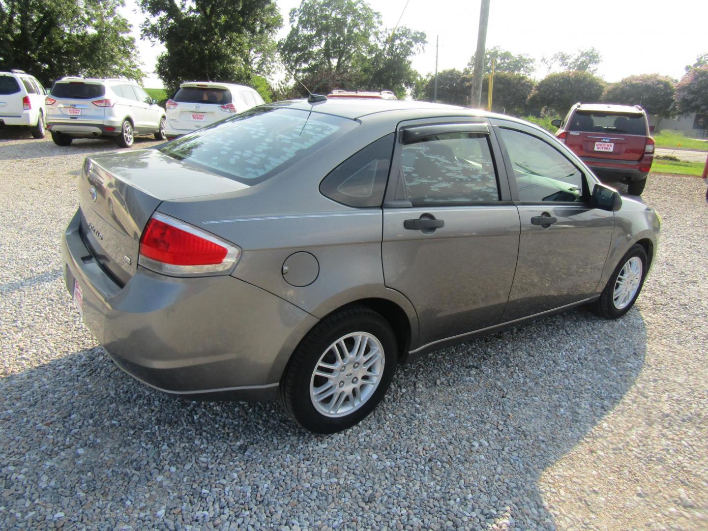 2010 Gray Ford Focus SE Sedan (1FAHP3FN6AW) with an 2.0L L4 DOHC 16V engine, Automatic transmission, located at 15016 S Hwy 231, Midland City, AL, 36350, (334) 983-3001, 31.306210, -85.495277 - Photo#7