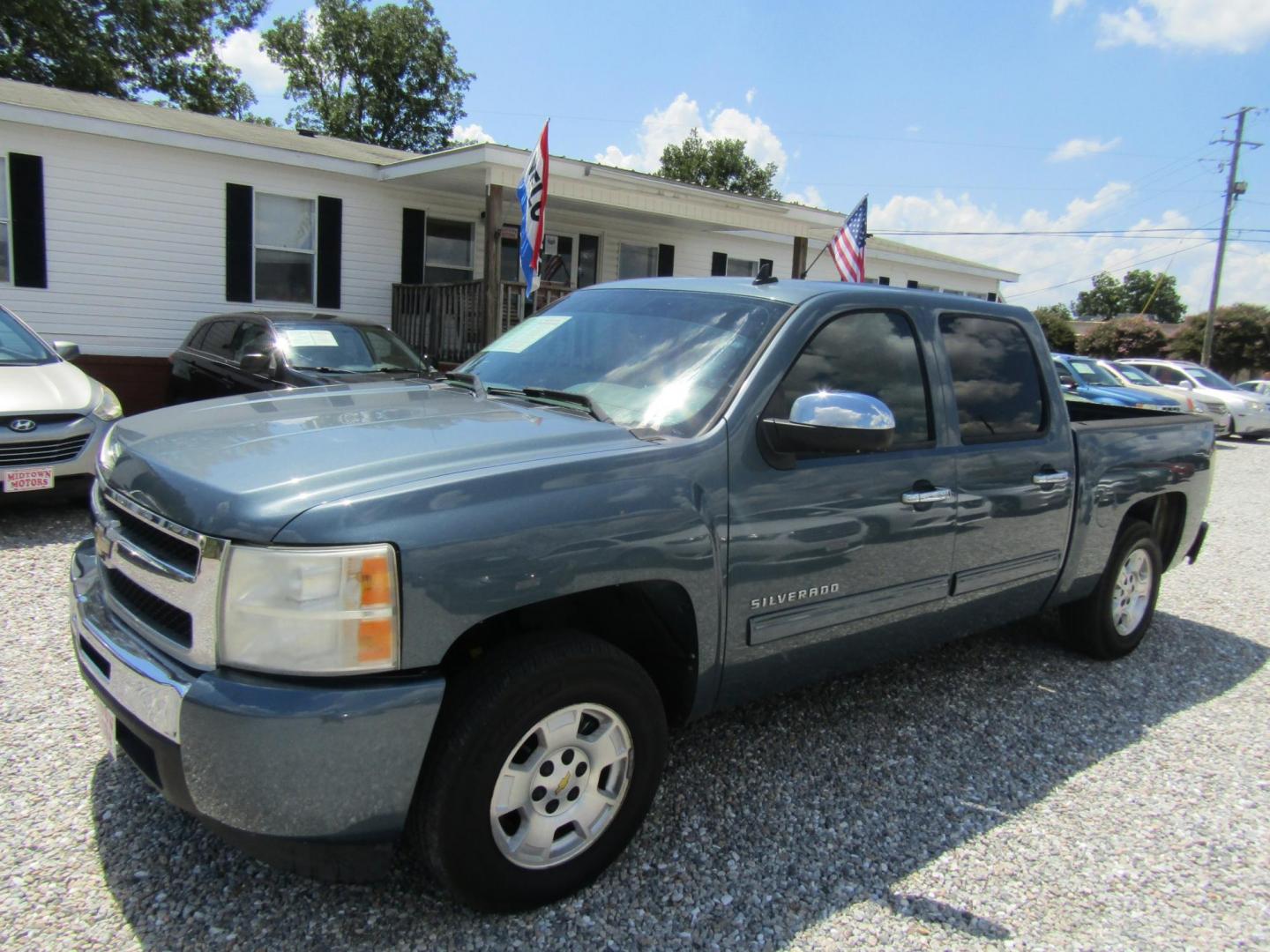 2011 Chevrolet Silverado 1500 LS Crew Cab Short Box 2WD (3GCPCREAXBG) with an 4.8L V8 OHV 16V engine, Automatic transmission, located at 15016 S Hwy 231, Midland City, AL, 36350, (334) 983-3001, 31.306210, -85.495277 - Photo#2