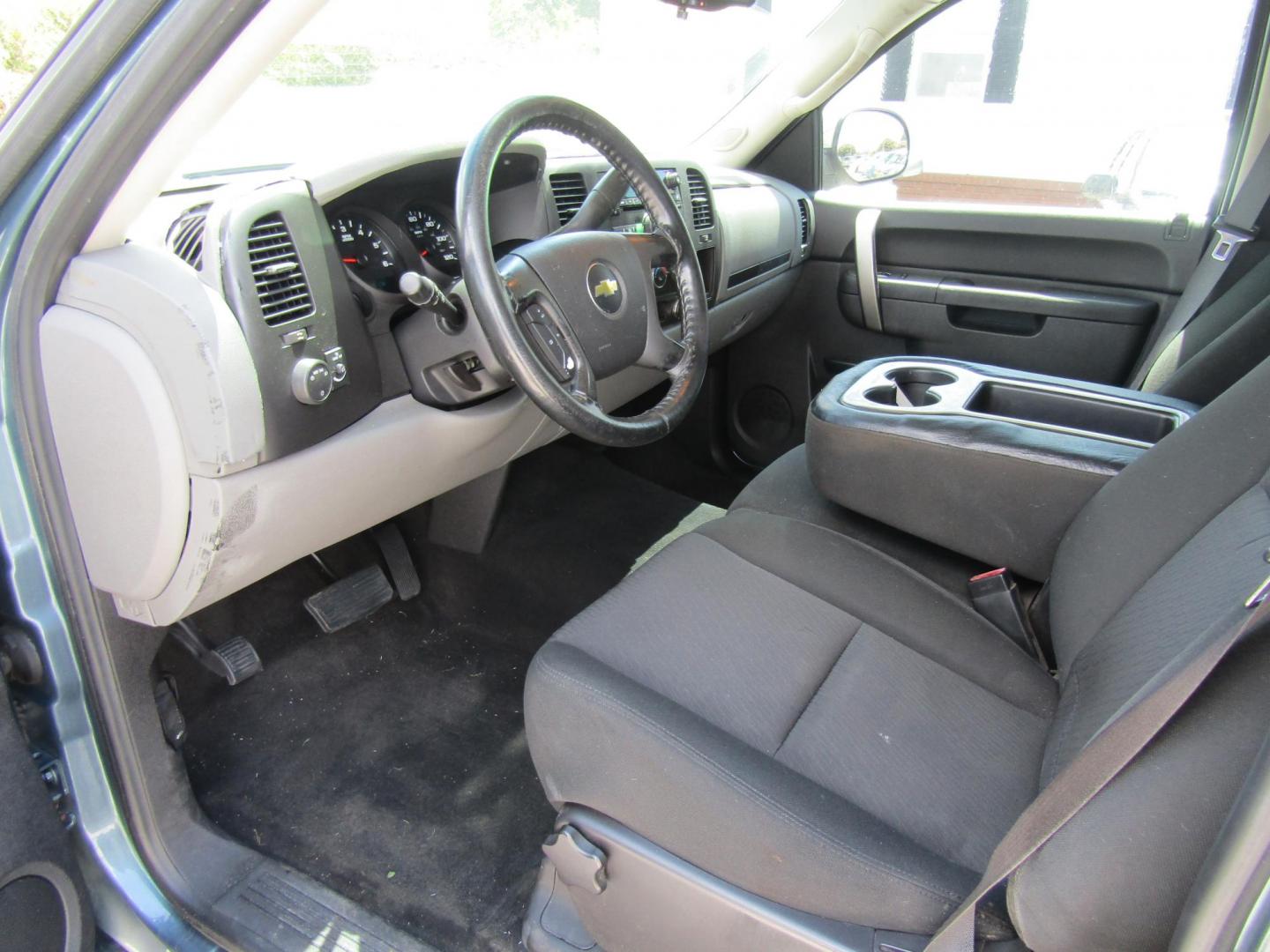 2011 Chevrolet Silverado 1500 LS Crew Cab Short Box 2WD (3GCPCREAXBG) with an 4.8L V8 OHV 16V engine, Automatic transmission, located at 15016 S Hwy 231, Midland City, AL, 36350, (334) 983-3001, 31.306210, -85.495277 - Photo#3