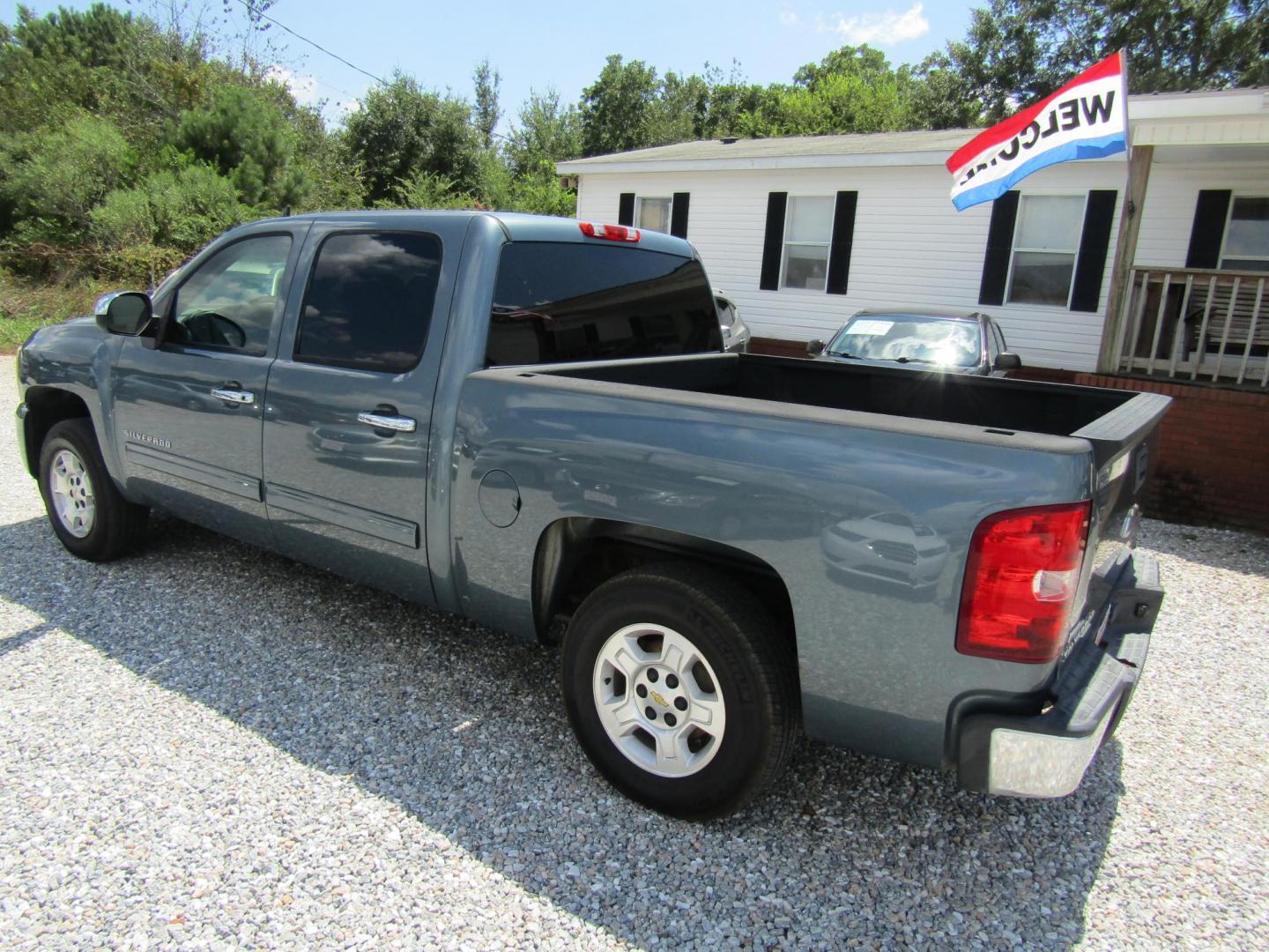 2011 Chevrolet Silverado 1500 LS Crew Cab Short Box 2WD (3GCPCREAXBG) with an 4.8L V8 OHV 16V engine, Automatic transmission, located at 15016 S Hwy 231, Midland City, AL, 36350, (334) 983-3001, 31.306210, -85.495277 - Photo#5