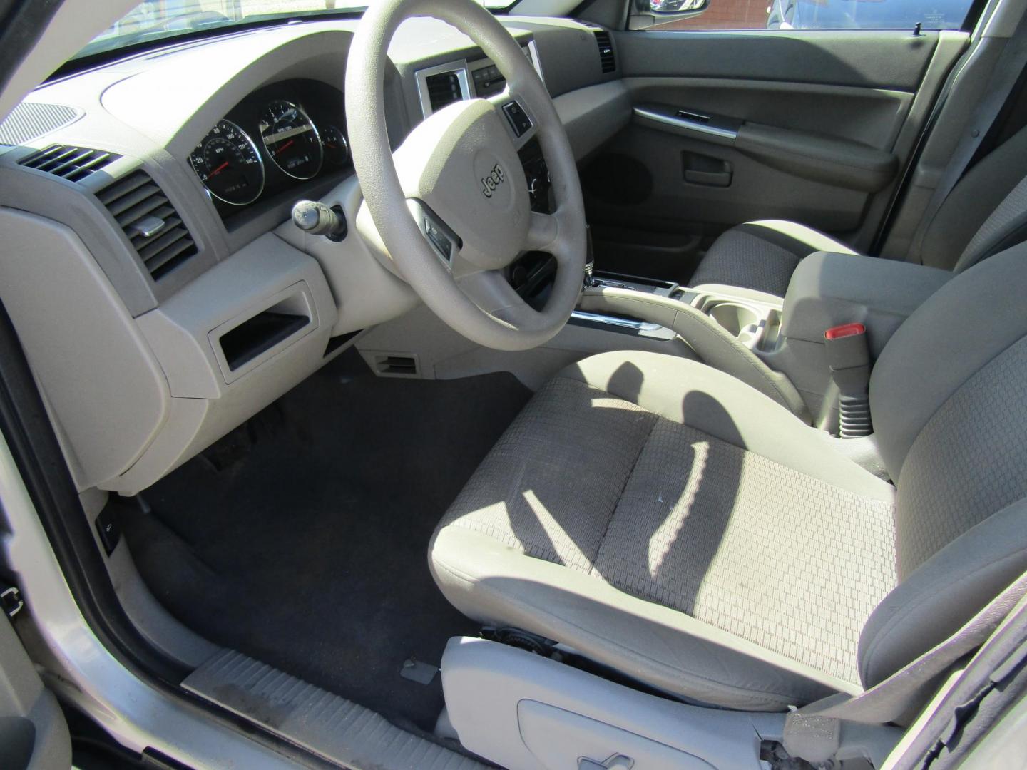 2008 Jeep Grand Cherokee Laredo 2WD (1J8GS48K58C) with an 3.7L V6 SOHC 12V engine, Automatic transmission, located at 15016 S Hwy 231, Midland City, AL, 36350, (334) 983-3001, 31.306210, -85.495277 - Photo#2