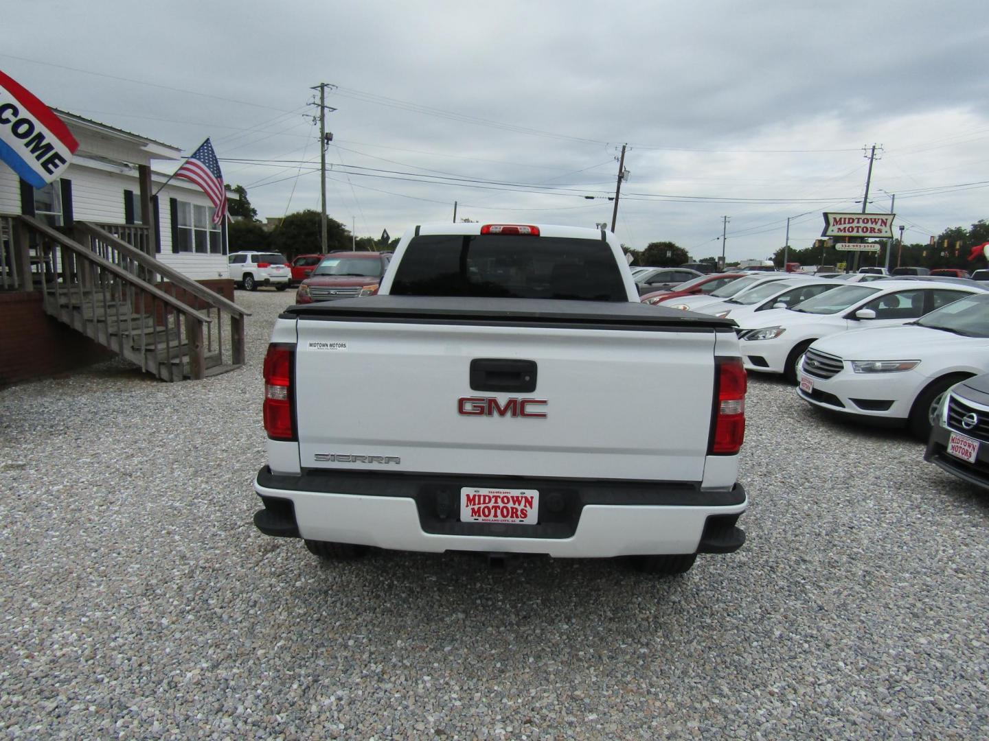 2017 White /Gray GMC Sierra 1500 Base Double Cab 2WD (1GTR1LEH0HZ) with an 5.3L V8 OHV 16V engine, Automatic transmission, located at 15016 S Hwy 231, Midland City, AL, 36350, (334) 983-3001, 31.306210, -85.495277 - Photo#6