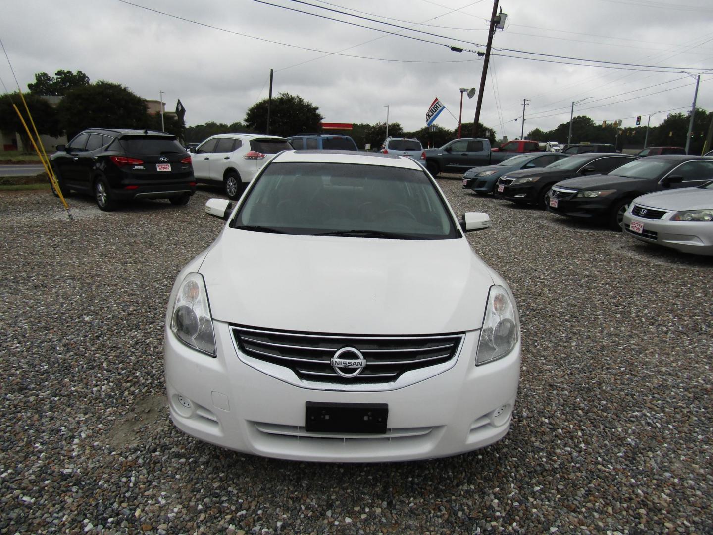 2012 White Nissan Altima 2.5 S (1N4AL2AP4CN) with an 2.5L L4 DOHC 16V engine, Automatic transmission, located at 15016 S Hwy 231, Midland City, AL, 36350, (334) 983-3001, 31.306210, -85.495277 - Photo#1