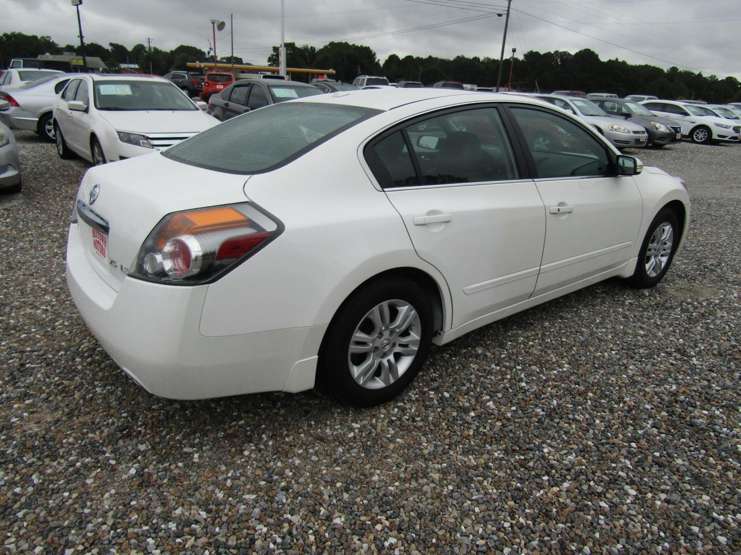 2012 White Nissan Altima 2.5 S (1N4AL2AP4CN) with an 2.5L L4 DOHC 16V engine, Automatic transmission, located at 15016 S Hwy 231, Midland City, AL, 36350, (334) 983-3001, 31.306210, -85.495277 - Photo#7