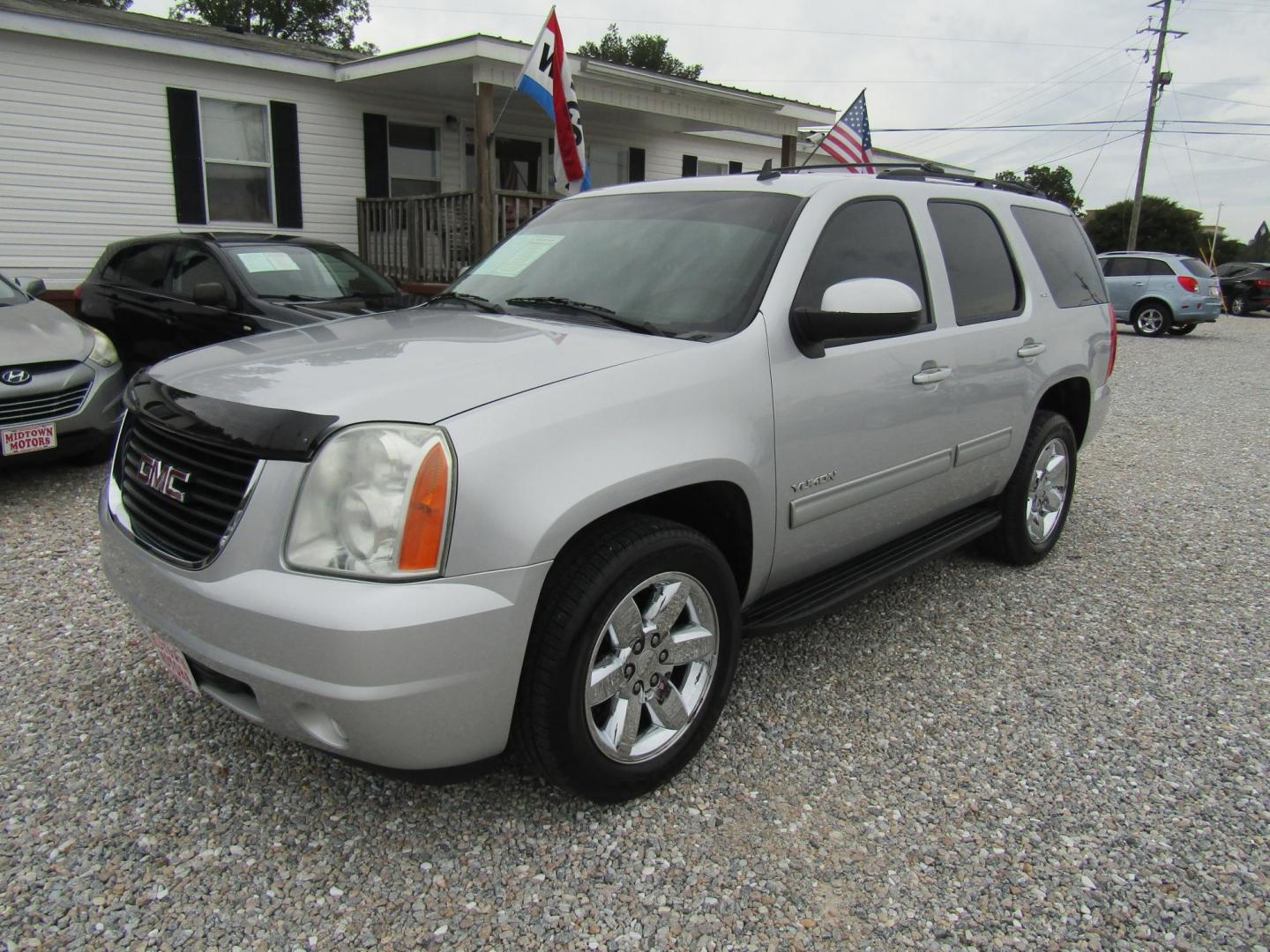 2012 Silver GMC Yukon SLT1 2WD (1GKS1CE08CR) with an 5.3L V8 OHV 16V FFV engine, Automatic transmission, located at 15016 S Hwy 231, Midland City, AL, 36350, (334) 983-3001, 31.306210, -85.495277 - Photo#1