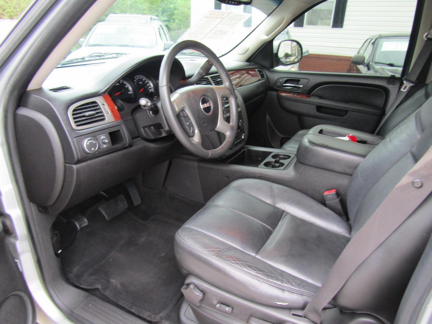 2012 Silver GMC Yukon SLT1 2WD (1GKS1CE08CR) with an 5.3L V8 OHV 16V FFV engine, Automatic transmission, located at 15016 S Hwy 231, Midland City, AL, 36350, (334) 983-3001, 31.306210, -85.495277 - Photo#2