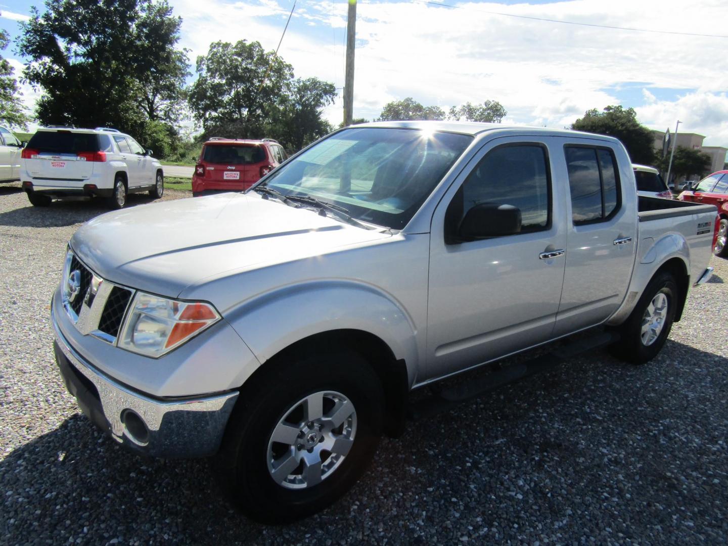 2008 Silver Nissan Frontier LE Crew Cab 4WD (1N6AD07W88C) with an 4.0L V6 DOHC 24V engine, Automatic transmission, located at 15016 S Hwy 231, Midland City, AL, 36350, (334) 983-3001, 31.306210, -85.495277 - Photo#2