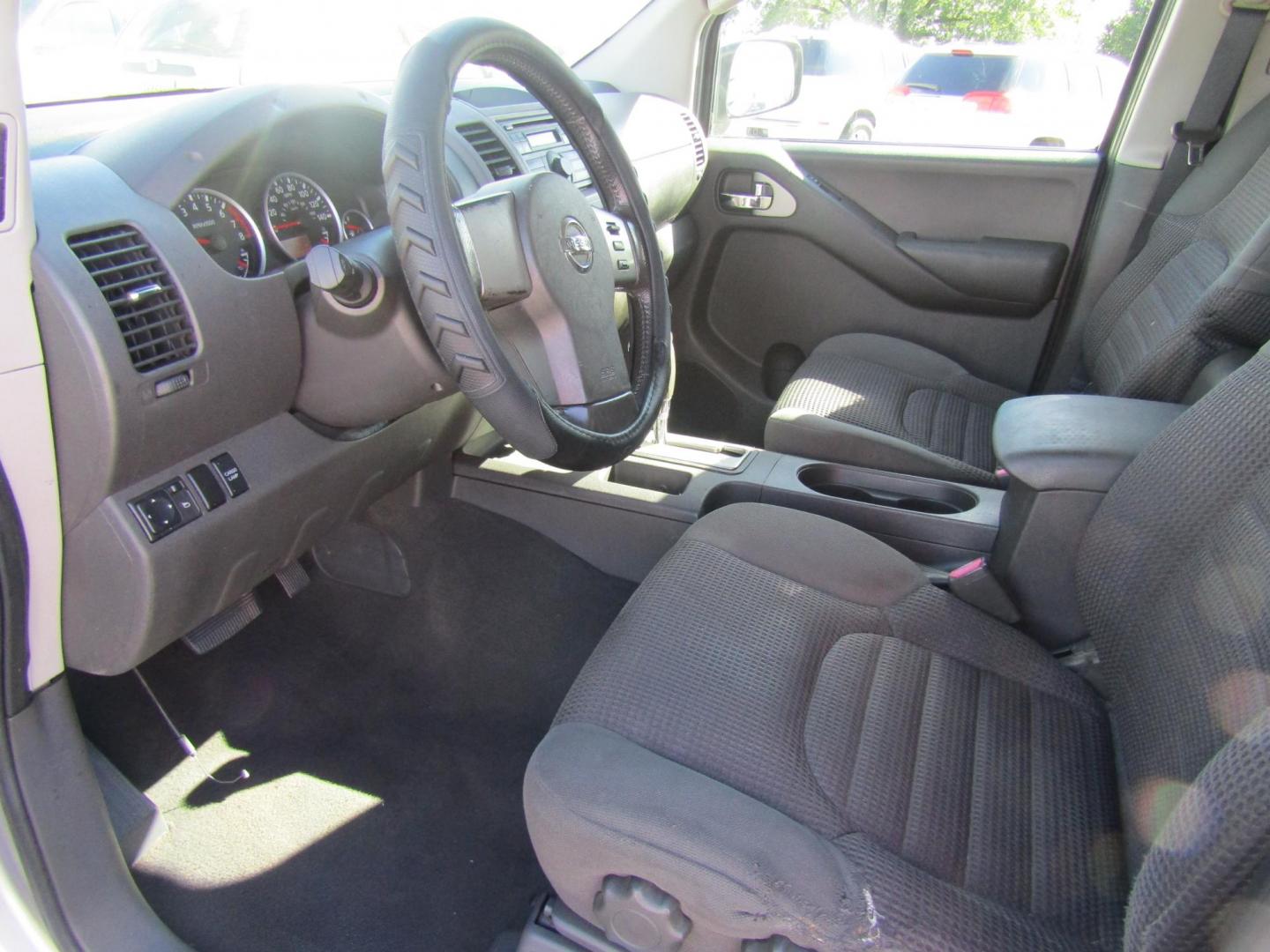 2008 Silver Nissan Frontier LE Crew Cab 4WD (1N6AD07W88C) with an 4.0L V6 DOHC 24V engine, Automatic transmission, located at 15016 S Hwy 231, Midland City, AL, 36350, (334) 983-3001, 31.306210, -85.495277 - Photo#3