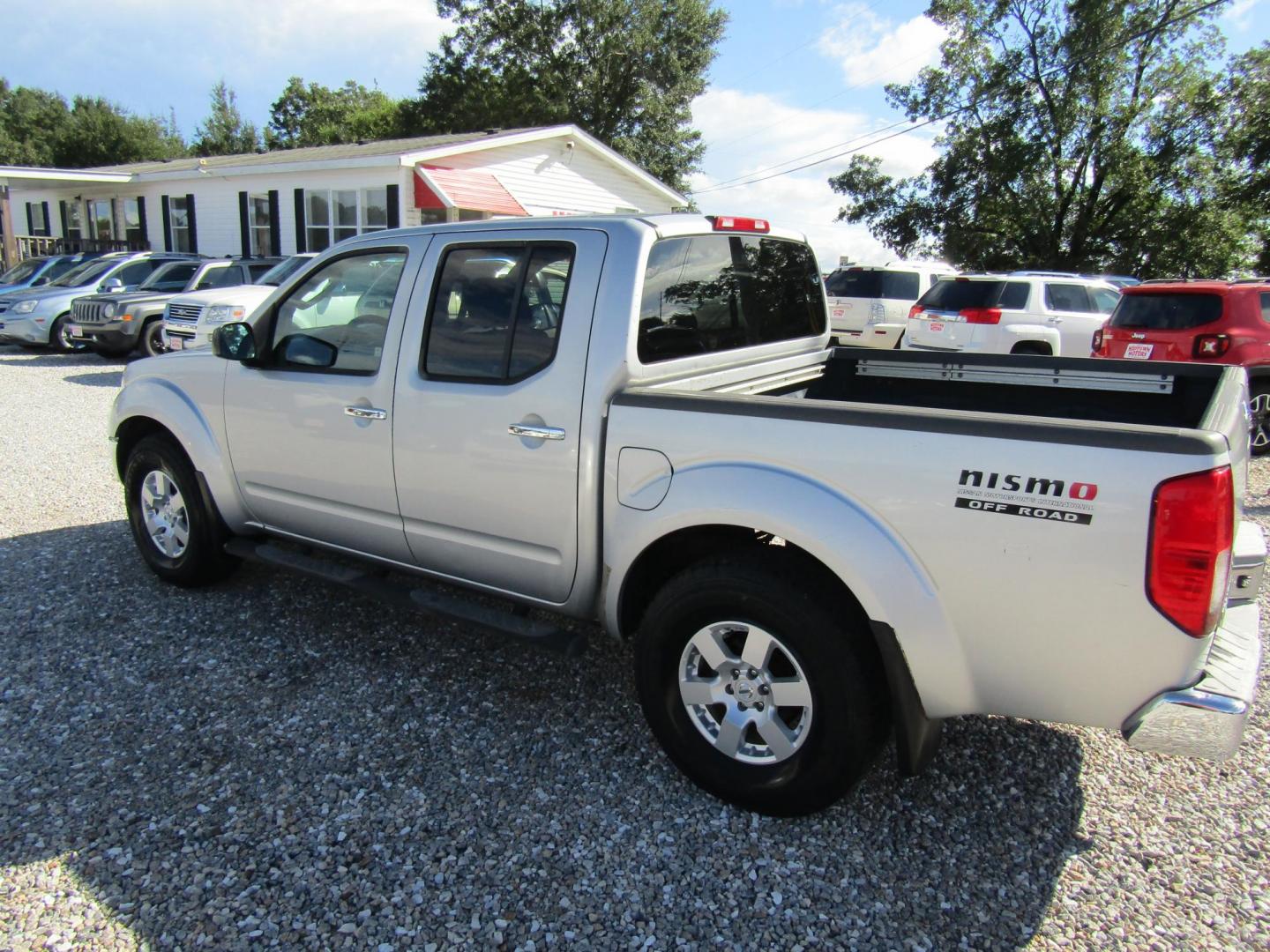 2008 Silver Nissan Frontier LE Crew Cab 4WD (1N6AD07W88C) with an 4.0L V6 DOHC 24V engine, Automatic transmission, located at 15016 S Hwy 231, Midland City, AL, 36350, (334) 983-3001, 31.306210, -85.495277 - Photo#5