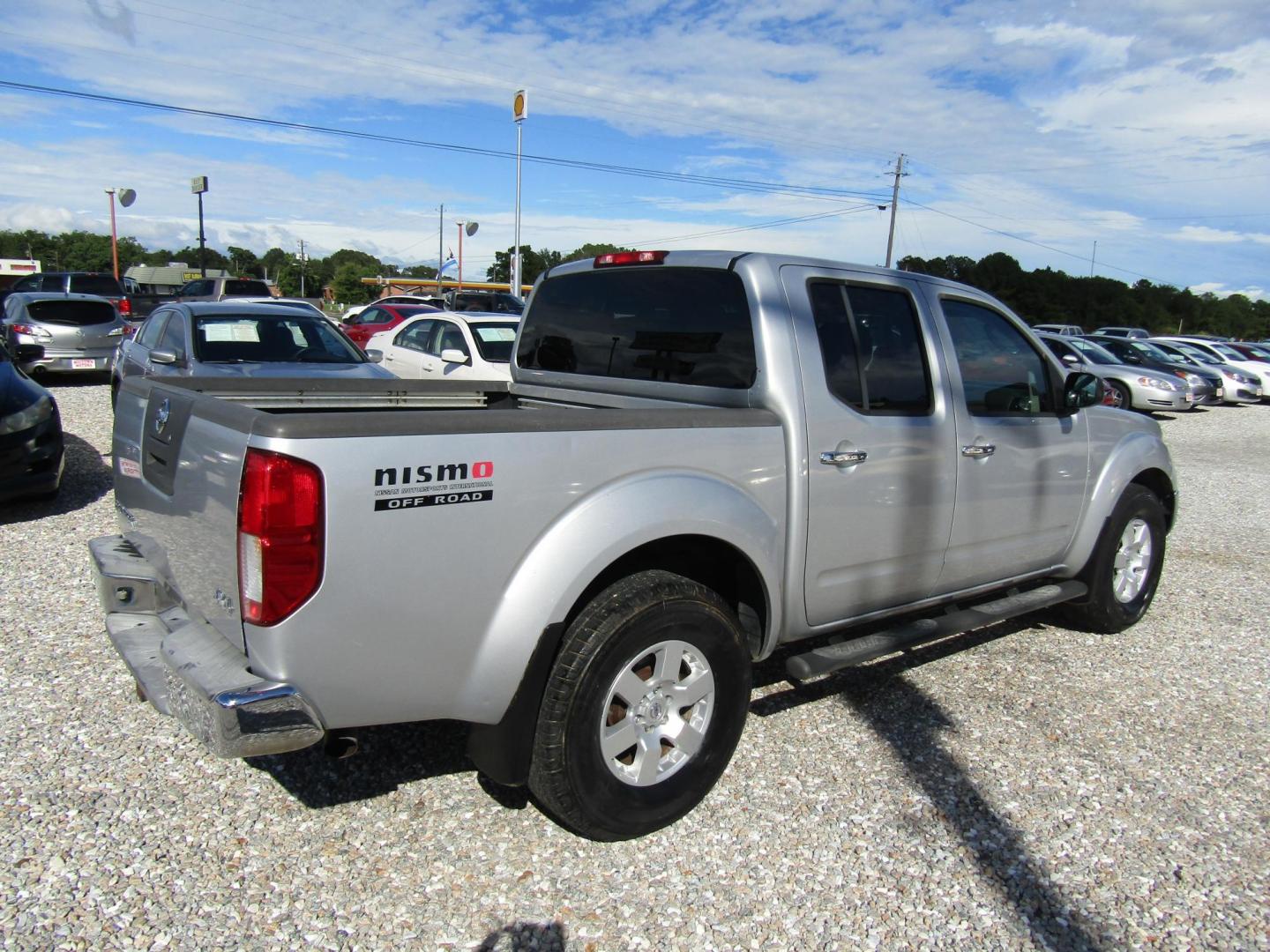 2008 Silver Nissan Frontier LE Crew Cab 4WD (1N6AD07W88C) with an 4.0L V6 DOHC 24V engine, Automatic transmission, located at 15016 S Hwy 231, Midland City, AL, 36350, (334) 983-3001, 31.306210, -85.495277 - Photo#7