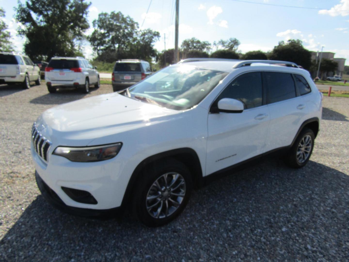 2019 White Jeep Cherokee Latitude Plus FWD (1C4PJLLB8KD) with an 2.4L L4 DOHC 16V engine, Automatic transmission, located at 15016 S Hwy 231, Midland City, AL, 36350, (334) 983-3001, 31.306210, -85.495277 - Photo#2