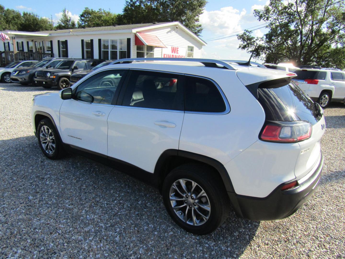 2019 White Jeep Cherokee Latitude Plus FWD (1C4PJLLB8KD) with an 2.4L L4 DOHC 16V engine, Automatic transmission, located at 15016 S Hwy 231, Midland City, AL, 36350, (334) 983-3001, 31.306210, -85.495277 - Photo#5