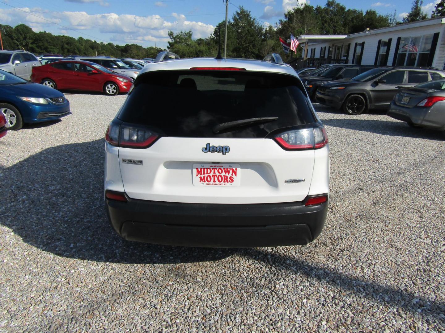 2019 White Jeep Cherokee Latitude Plus FWD (1C4PJLLB8KD) with an 2.4L L4 DOHC 16V engine, Automatic transmission, located at 15016 S Hwy 231, Midland City, AL, 36350, (334) 983-3001, 31.306210, -85.495277 - Photo#6