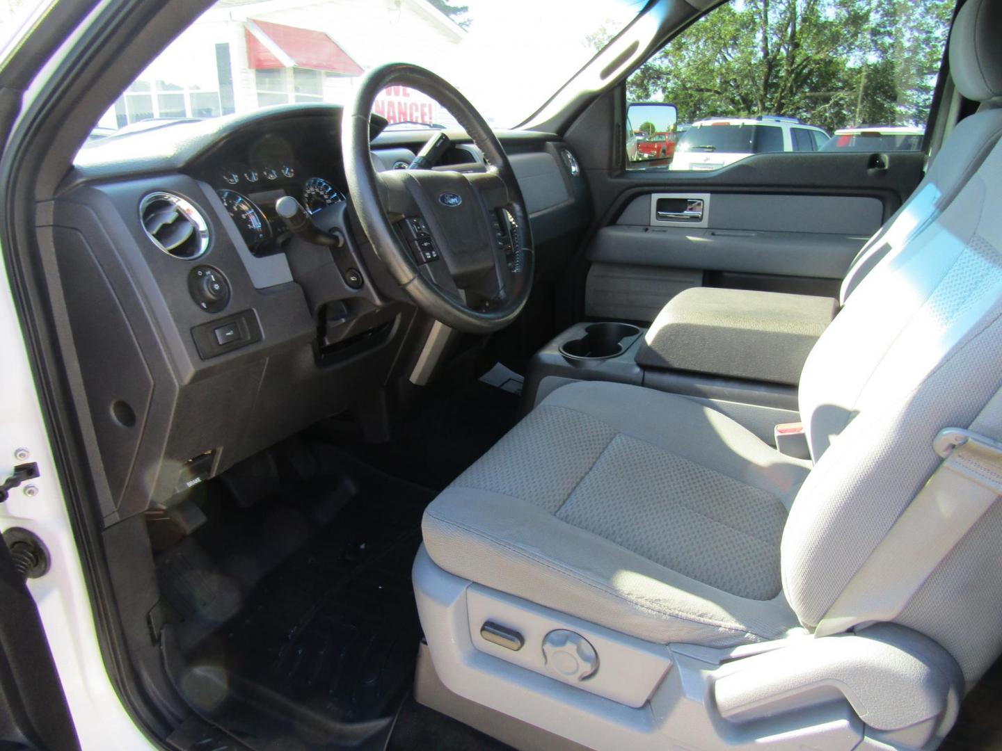 2011 White Ford F-150 FX2 SuperCrew 5.5-ft. Bed 2WD (1FTEW1CM3BK) with an 3.7L V6 DOHC 24V engine, Automatic transmission, located at 15016 S Hwy 231, Midland City, AL, 36350, (334) 983-3001, 31.306210, -85.495277 - Photo#3