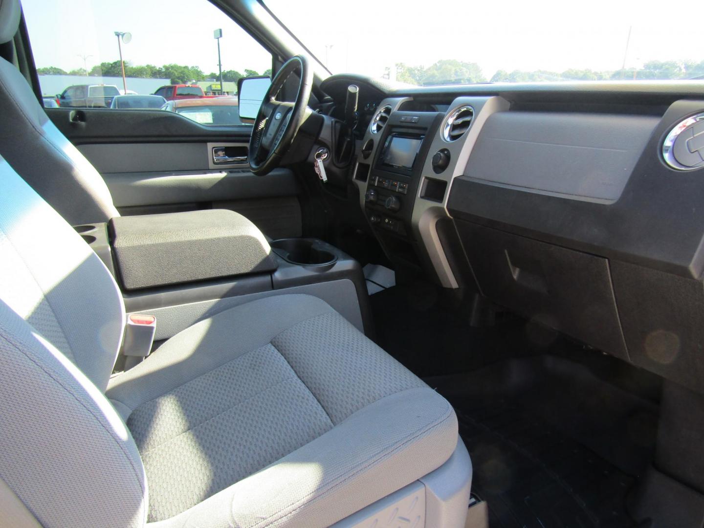 2011 White Ford F-150 FX2 SuperCrew 5.5-ft. Bed 2WD (1FTEW1CM3BK) with an 3.7L V6 DOHC 24V engine, Automatic transmission, located at 15016 S Hwy 231, Midland City, AL, 36350, (334) 983-3001, 31.306210, -85.495277 - Photo#9