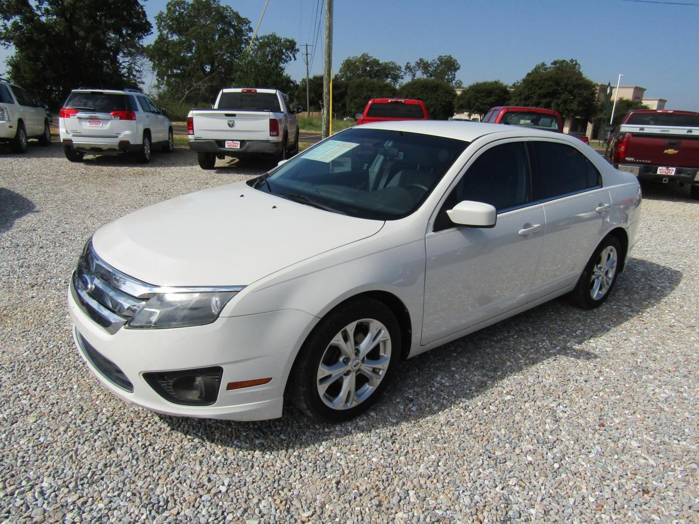 2012 White Ford Fusion SE (3FAHP0HA0CR) with an 2.5L L4 DOHC 16V engine, Automatic transmission, located at 15016 S Hwy 231, Midland City, AL, 36350, (334) 983-3001, 31.306210, -85.495277 - Photo#1