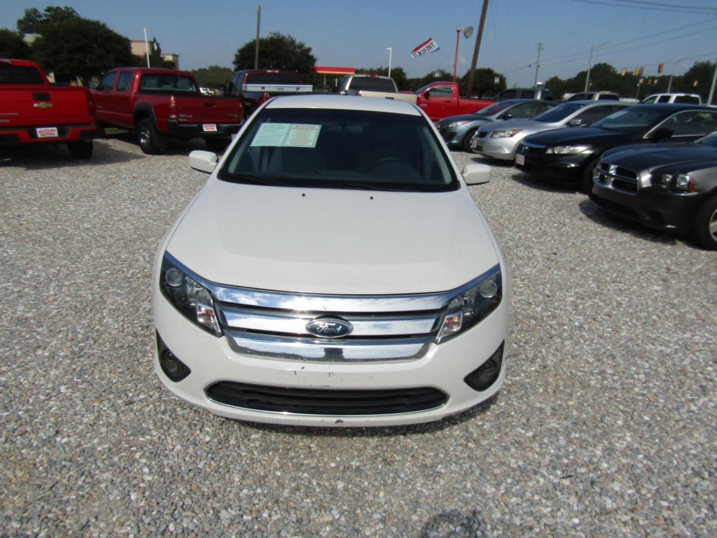 2012 White Ford Fusion SE (3FAHP0HA0CR) with an 2.5L L4 DOHC 16V engine, Automatic transmission, located at 15016 S Hwy 231, Midland City, AL, 36350, (334) 983-3001, 31.306210, -85.495277 - Photo#2