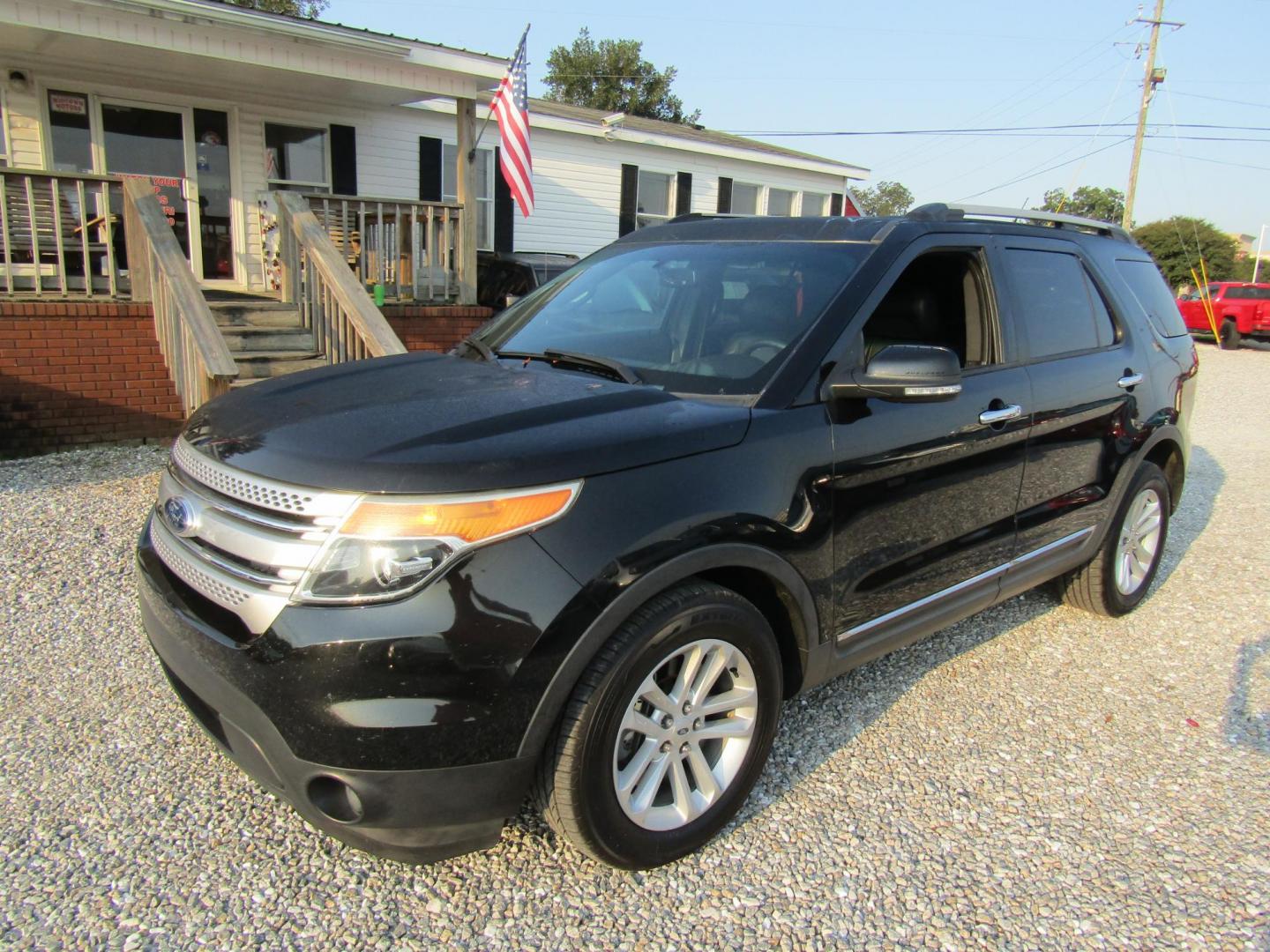 2014 Gray Ford Explorer XLT FWD (1FM5K7D86EG) with an 3.5L V6 DOHC 24V engine, Automatic transmission, located at 15016 S Hwy 231, Midland City, AL, 36350, (334) 983-3001, 31.306210, -85.495277 - Photo#2