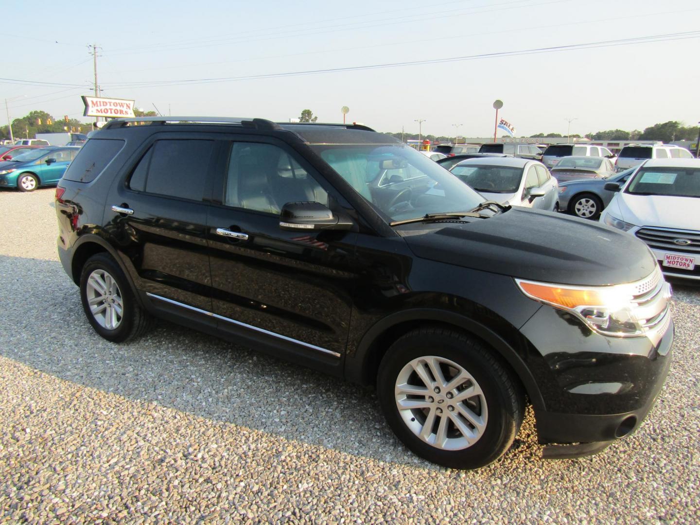 2014 Gray Ford Explorer XLT FWD (1FM5K7D86EG) with an 3.5L V6 DOHC 24V engine, Automatic transmission, located at 15016 S Hwy 231, Midland City, AL, 36350, (334) 983-3001, 31.306210, -85.495277 - Photo#0