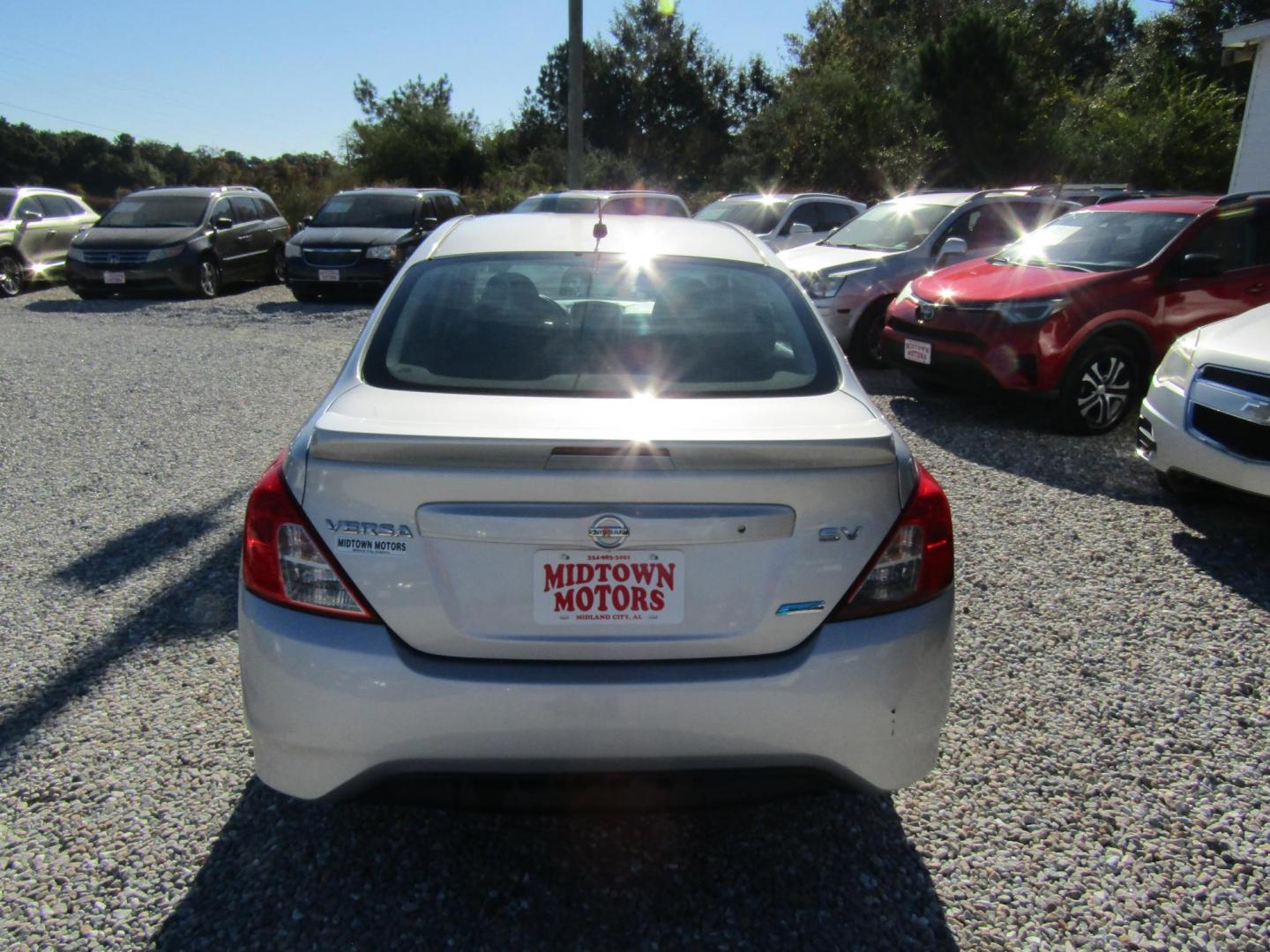 2015 Silver Nissan Versa 1.6 S 5M (3N1CN7AP0FL) with an 1.6L L4 DOHC 16V engine, Automatic transmission, located at 15016 S Hwy 231, Midland City, AL, 36350, (334) 983-3001, 31.306210, -85.495277 - Photo#6