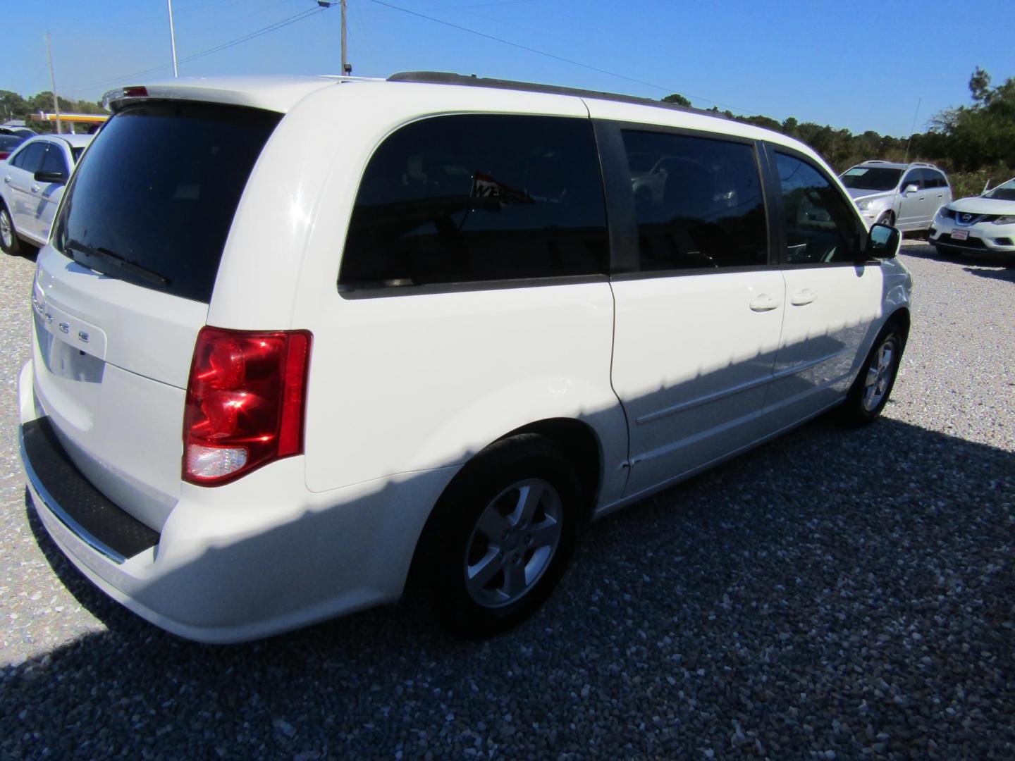 2013 White Dodge Grand Caravan SXT (2C4RDGCG0DR) with an 3.6L V6 DOHC 24V engine, Automatic transmission, located at 15016 S Hwy 231, Midland City, AL, 36350, (334) 983-3001, 31.306210, -85.495277 - Photo#9