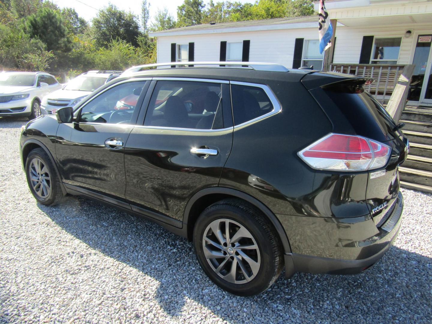 2016 Black Nissan Rogue S 2WD (5N1AT2MT7GC) with an 2.5L L4 DOHC 16V engine, Automatic transmission, located at 15016 S Hwy 231, Midland City, AL, 36350, (334) 983-3001, 31.306210, -85.495277 - Photo#5