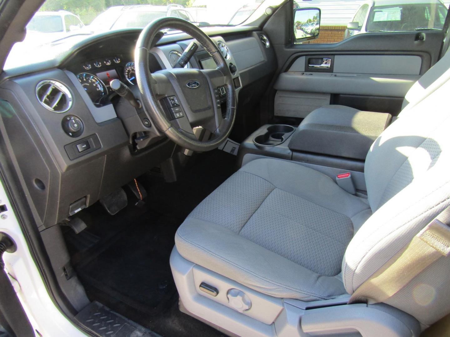 2014 White Ford F-150 XLT SuperCrew 5.5-ft. Bed 2WD (1FTEW1CM8EK) with an 3.7L V6 DOHC 24V engine, Automatic transmission, located at 15016 S Hwy 231, Midland City, AL, 36350, (334) 983-3001, 31.306210, -85.495277 - Photo#3