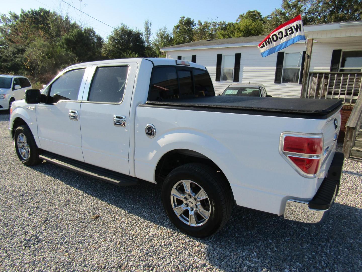 2014 White Ford F-150 XLT SuperCrew 5.5-ft. Bed 2WD (1FTEW1CM8EK) with an 3.7L V6 DOHC 24V engine, Automatic transmission, located at 15016 S Hwy 231, Midland City, AL, 36350, (334) 983-3001, 31.306210, -85.495277 - Photo#4