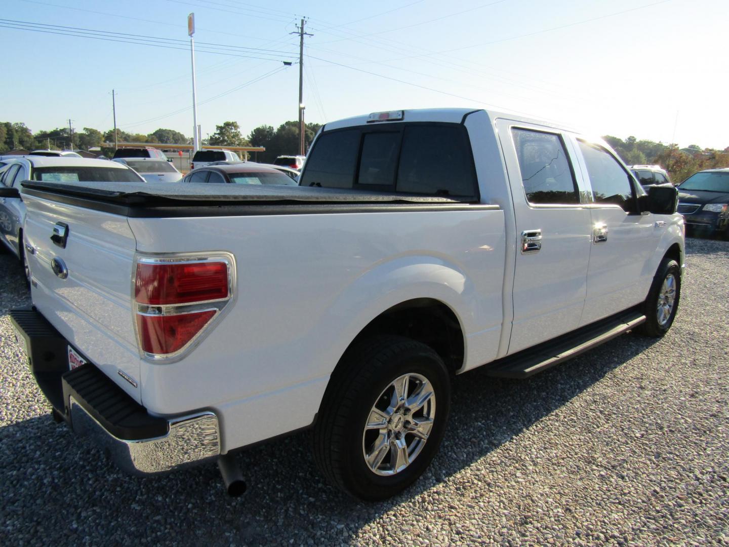 2014 White Ford F-150 XLT SuperCrew 5.5-ft. Bed 2WD (1FTEW1CM8EK) with an 3.7L V6 DOHC 24V engine, Automatic transmission, located at 15016 S Hwy 231, Midland City, AL, 36350, (334) 983-3001, 31.306210, -85.495277 - Photo#8