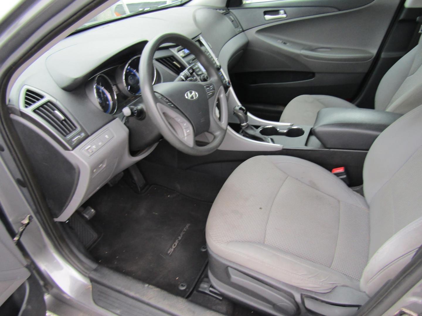 2013 Gray Hyundai Sonata GLS (5NPEB4AC8DH) with an 2.4L L4 DOHC 16V engine, Automatic transmission, located at 15016 S Hwy 231, Midland City, AL, 36350, (334) 983-3001, 31.306210, -85.495277 - Photo#3