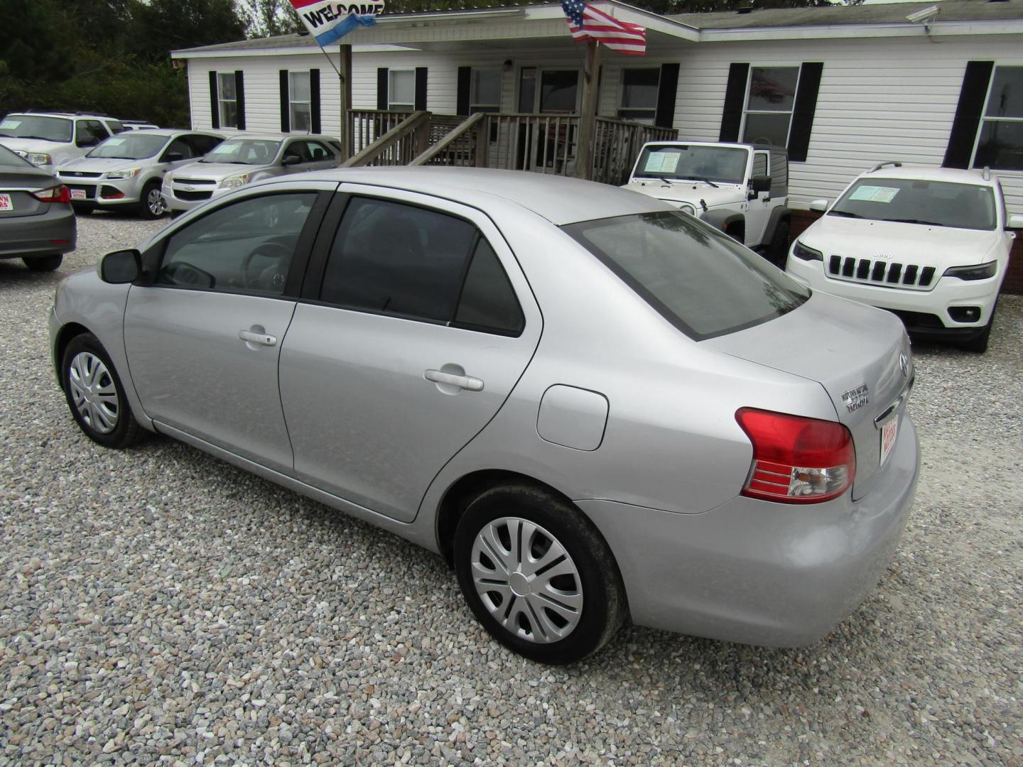 2007 Silver Toyota Yaris Sedan (JTDBT923971) with an 1.5L L4 DOHC 16V engine, Automatic transmission, located at 15016 S Hwy 231, Midland City, AL, 36350, (334) 983-3001, 31.306210, -85.495277 - Photo#5