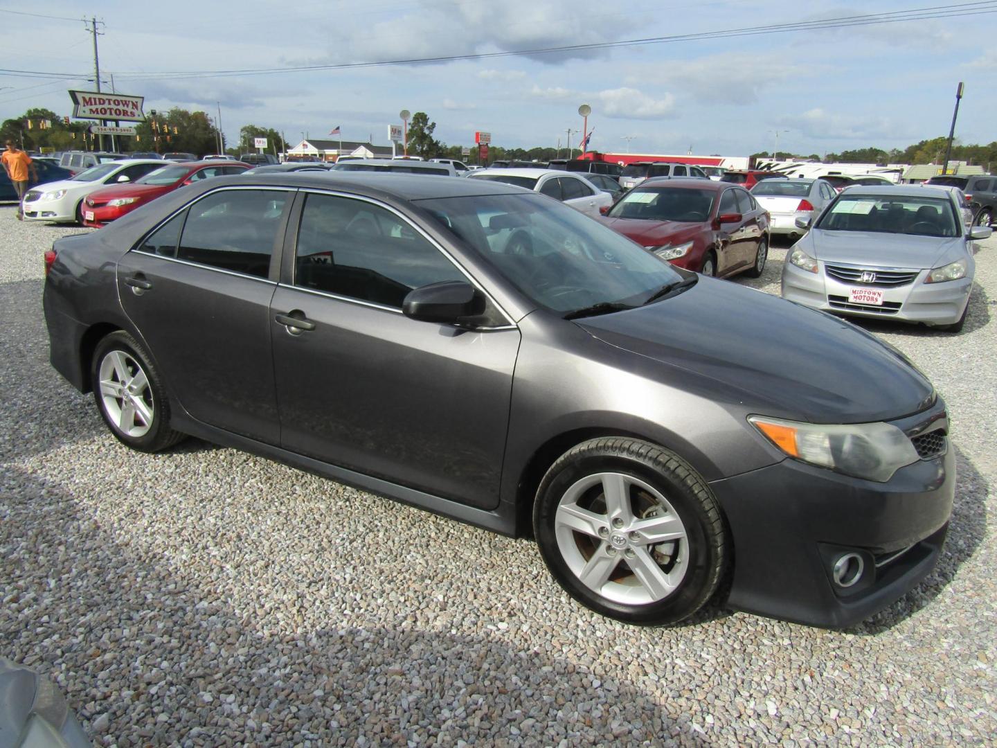 2013 Gray Toyota Camry SE (4T1BF1FK7DU) with an 2.5L L4 DOHC 16V engine, Automatic transmission, located at 15016 S Hwy 231, Midland City, AL, 36350, (334) 983-3001, 31.306210, -85.495277 - Photo#0